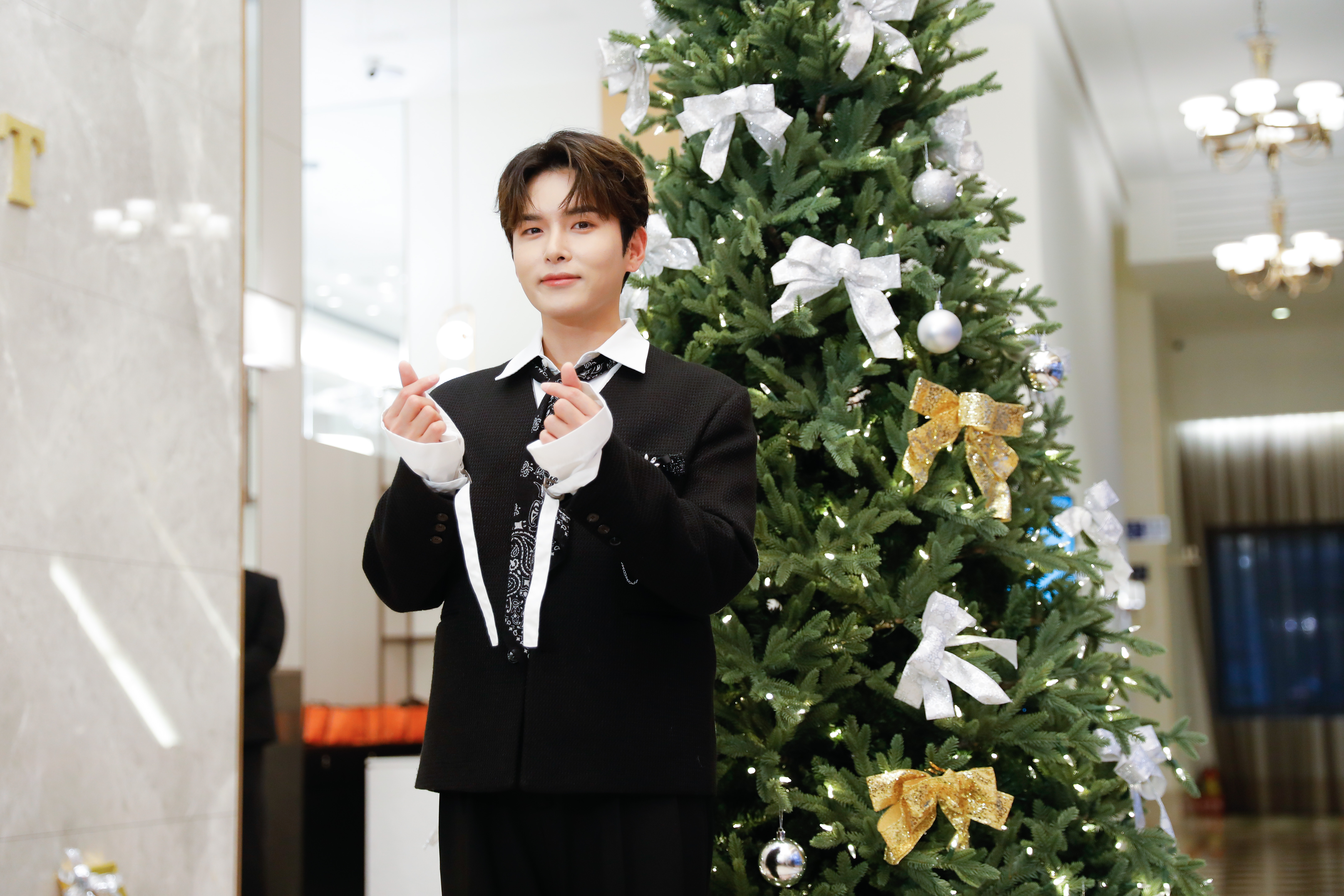 SUPER JUNIOR成員厲旭送飛吻祝台灣老婆，耶誕快樂。