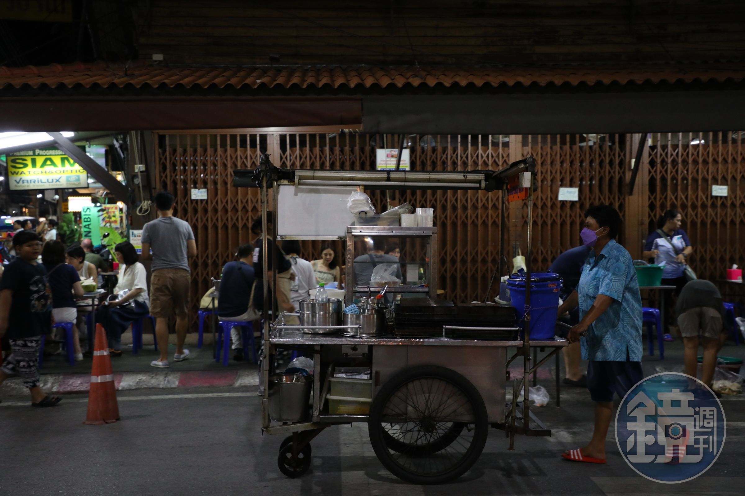 客人還吃得熱鬧,攤車已經收好走人,場景相當有趣。