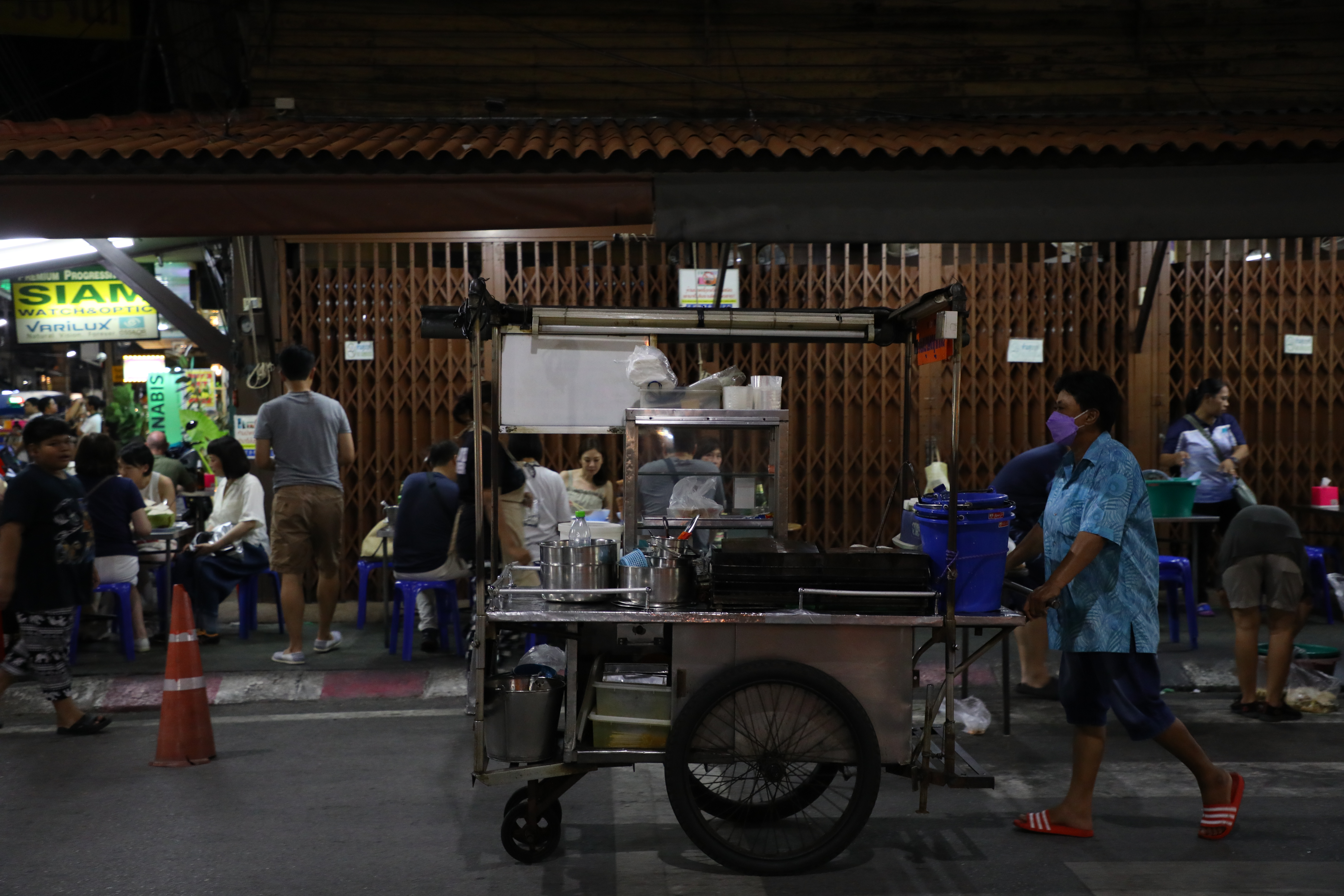 客人還吃得熱鬧,攤車已經收好走人,場景相當有趣。
