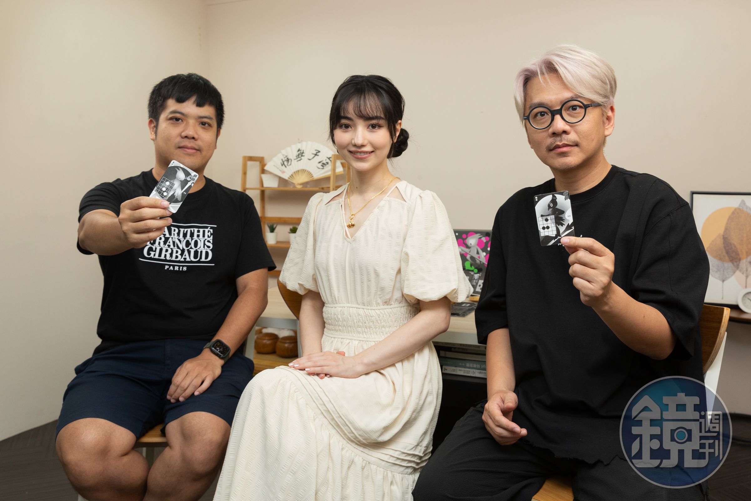 黑嘉嘉（中）與程式老爹創辦人徐煊博（左）、設計師王宗欣（右）合作，打造圍棋桌遊《烏鷺爭霸》。