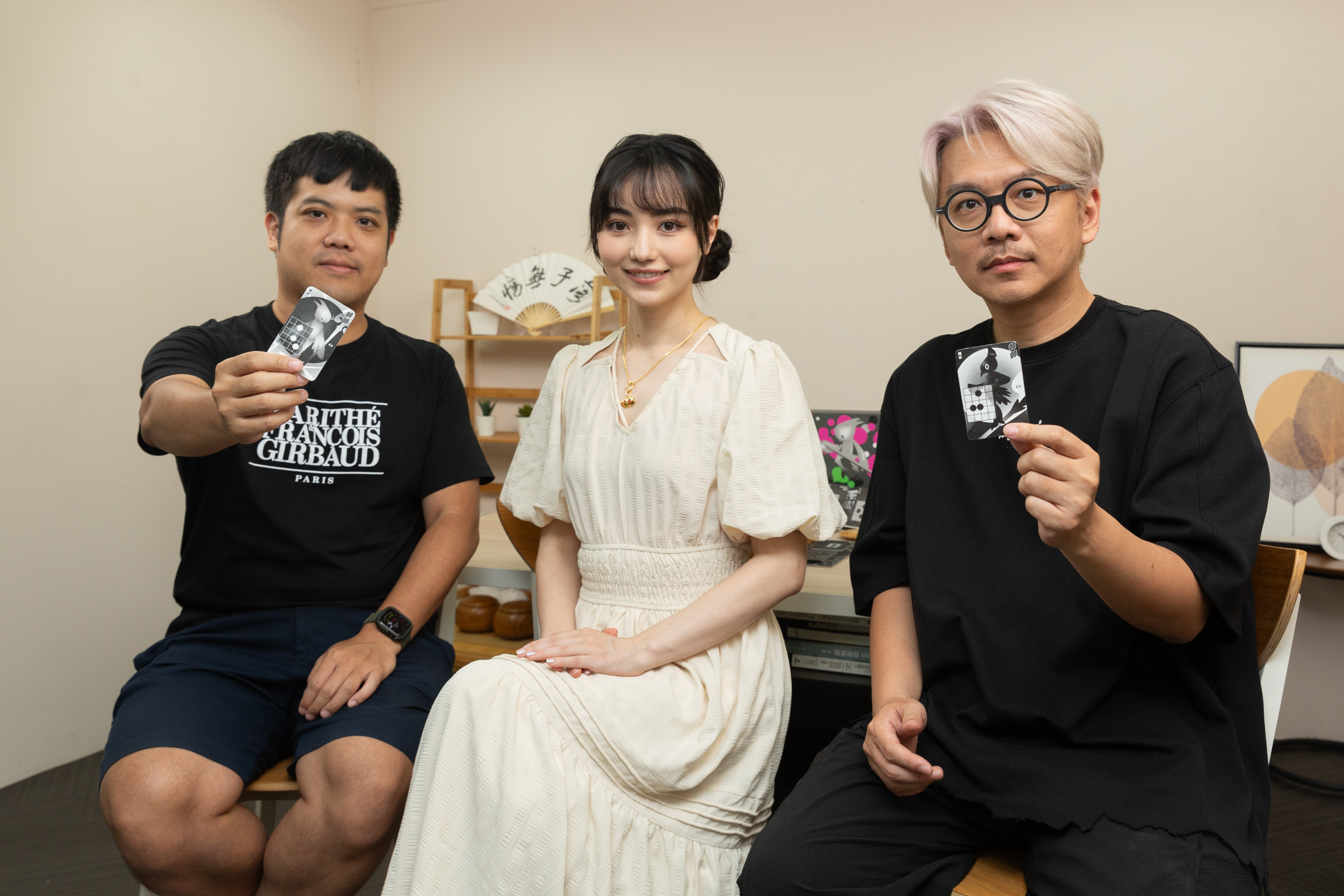 黑嘉嘉（中）與程式老爹創辦人徐煊博（左）、設計師王宗欣（右）合作，打造圍棋桌遊《烏鷺爭霸》。