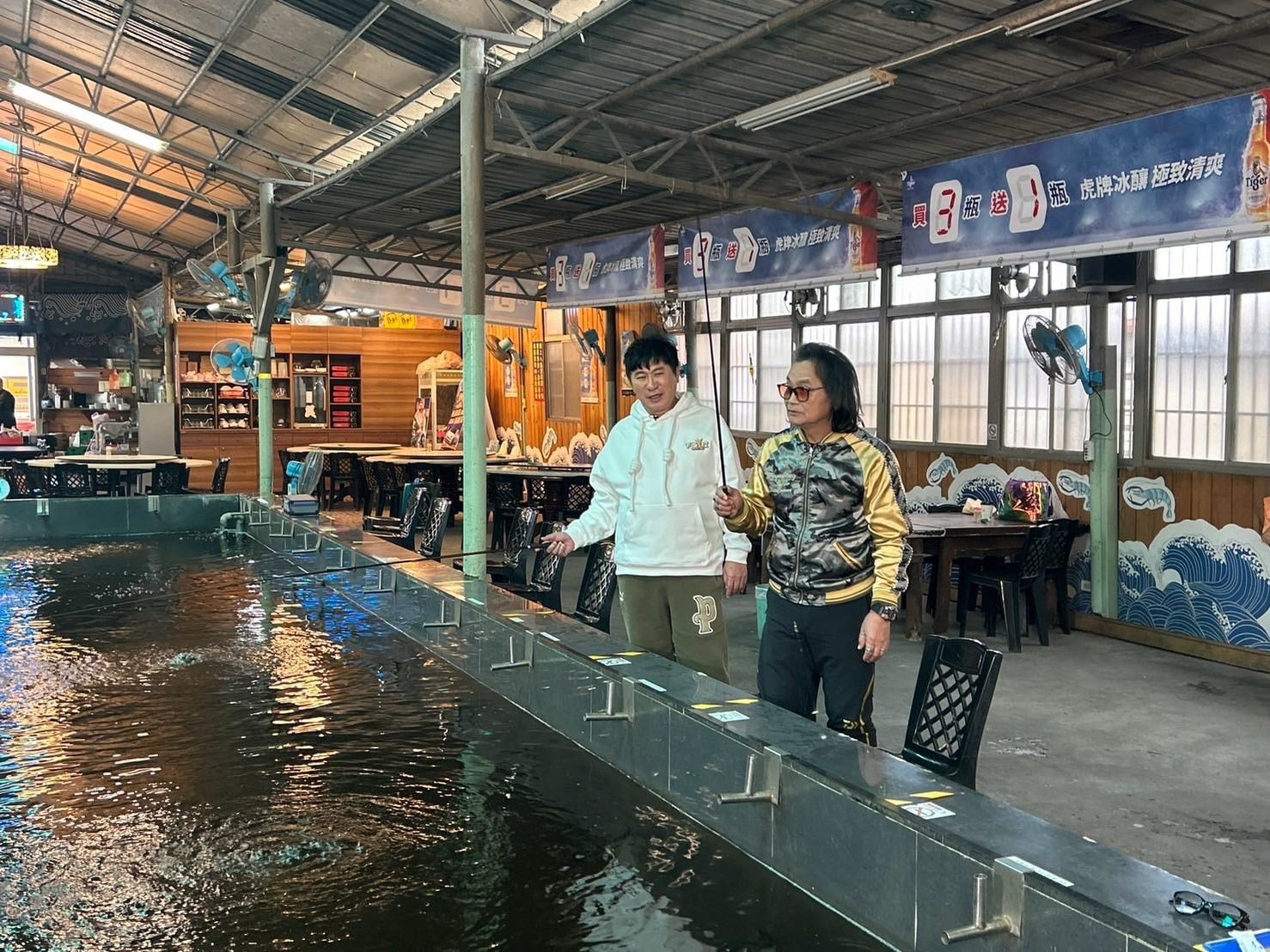 胡瓜、沈文程到釣蝦場出外景。（下面一位提供）