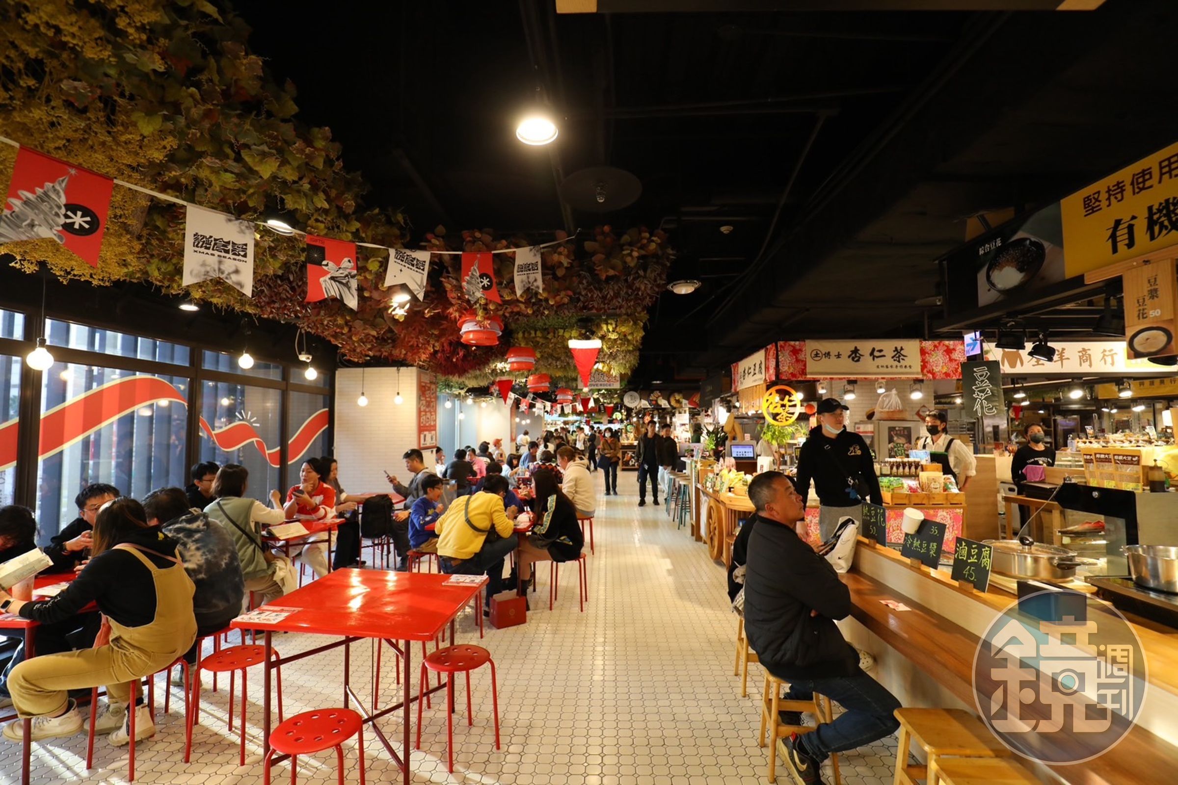 「第六市場」內還設有許多開放式座位區,讓市場中的美味能夠在最佳時機立刻品嘗。