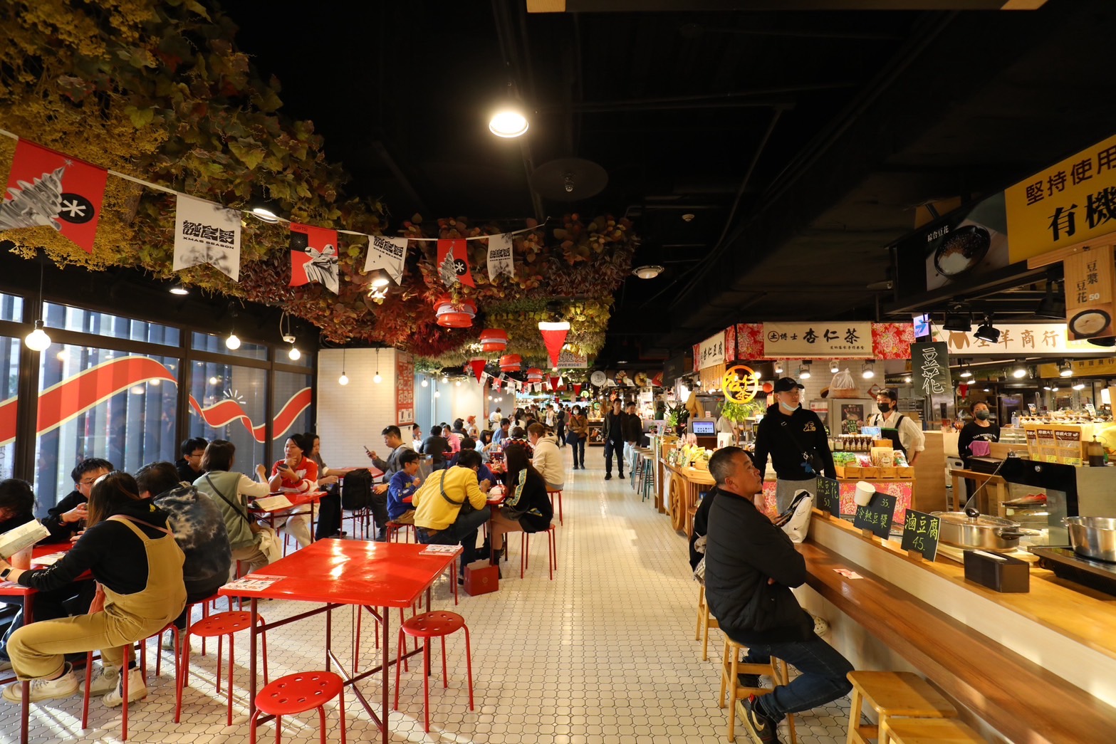 「第六市場」內還設有許多開放式座位區，讓市場中的美味能夠在最佳時機立刻品嘗。