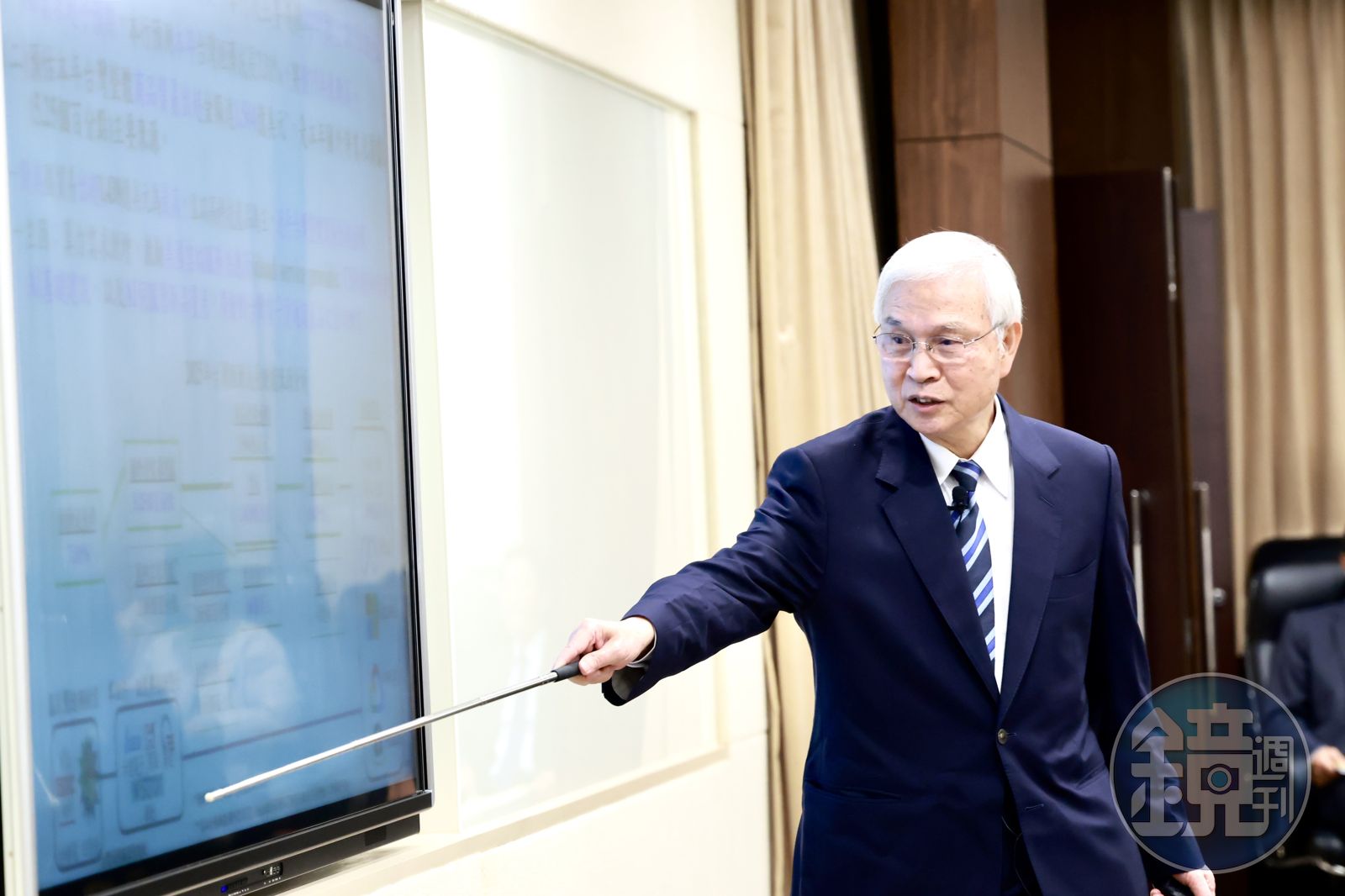 央行總裁楊金龍表示，未來央行也將密切關注AI產業鏈發展、美國經貿政策衝擊等風險。