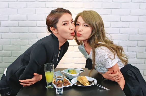 楊謹華（左）和蕭亞軒（右）曾經有長達16年的閨密情誼。（she.com.tw提供）