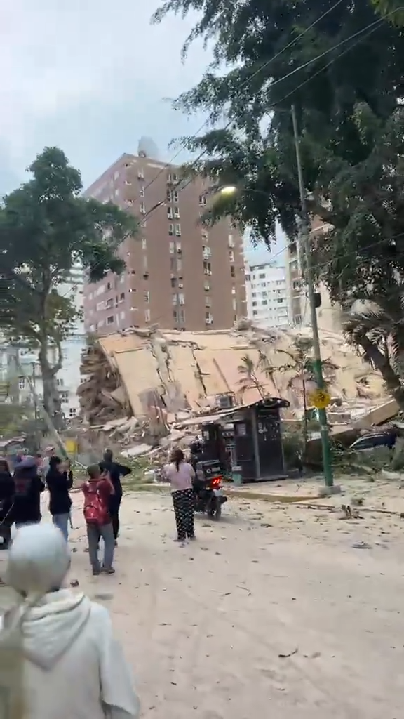 強震後，大樓嚴重坍塌，道路也被大量瓦礫掩埋，搜救工作持續進行中。（翻攝X）