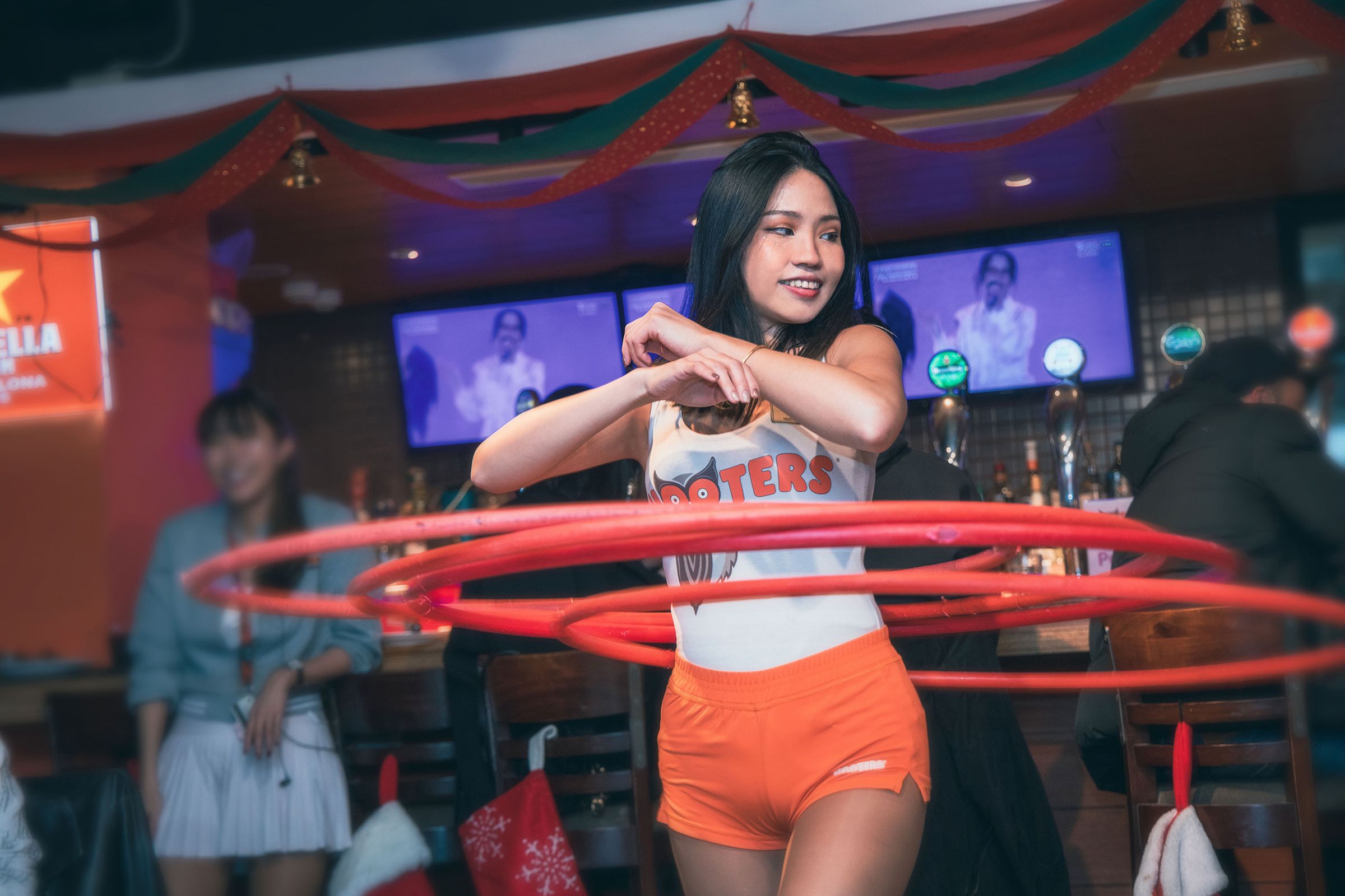 Hooters Girls以招牌的活力笑容與熱情服務，為用餐體驗增添更多樂趣，並且會在每日固定時段與客人互動或進行現場演出。（Hooters提供）