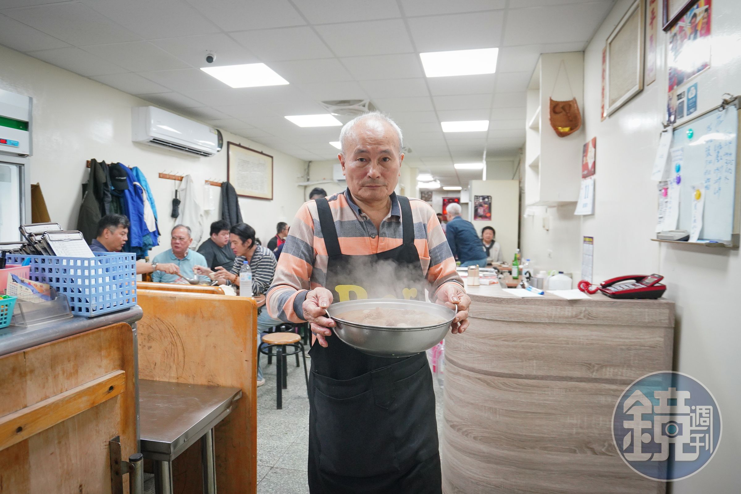 侯翔笙做生意鐵律是不陪客人喝酒，也甚少聊天攬交情，只專心做好每一鍋薑母鴨。