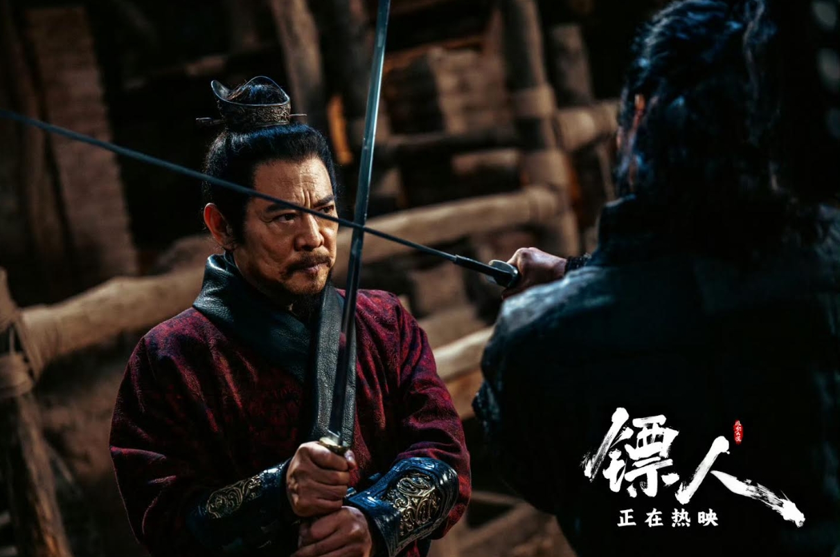 為了支持師弟吳京,李連杰特別力挺對方,參演吳京擔任監製並主演的電影《鏢人:風起大漠》。(翻攝自鏢人官方微博)