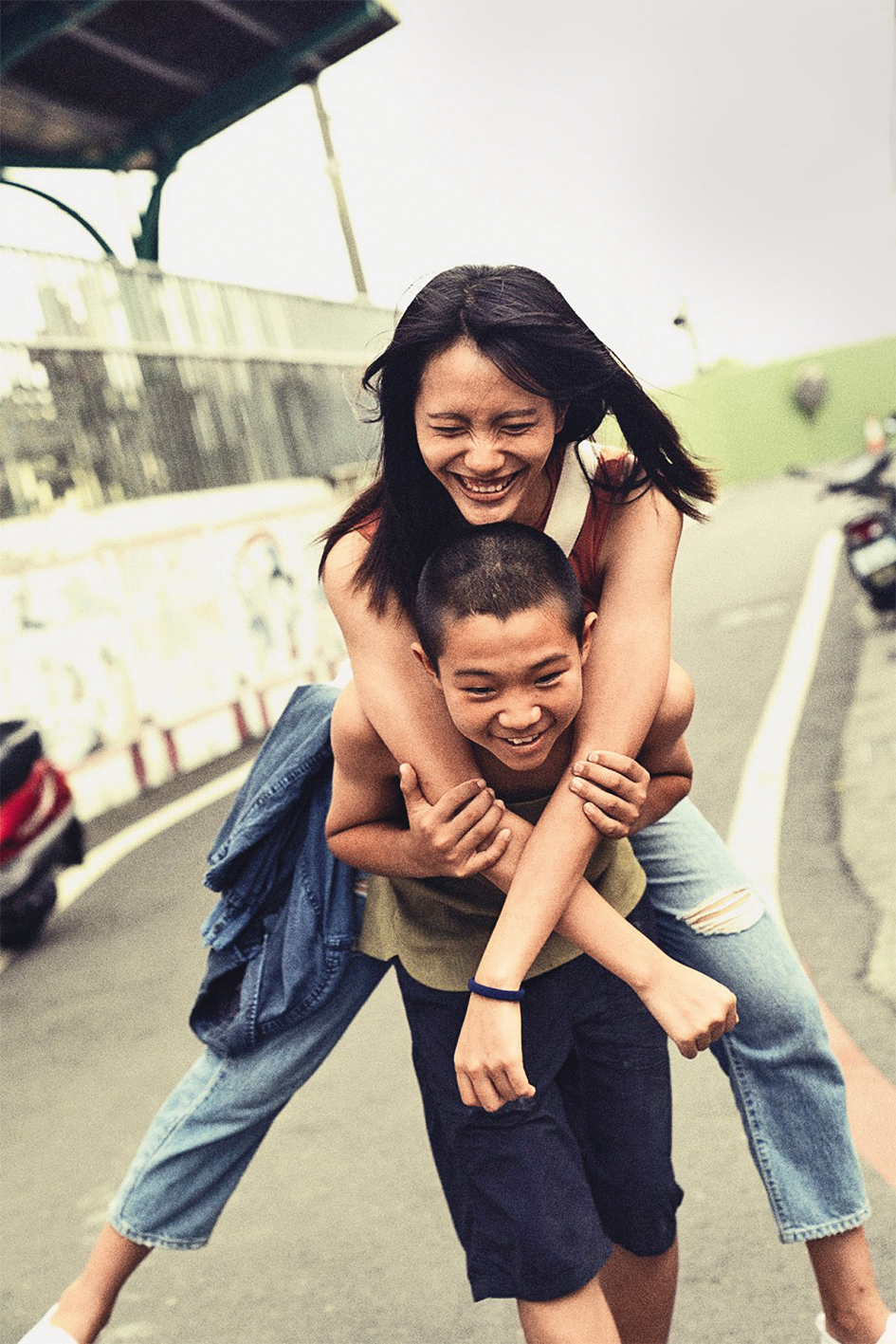 黃珮琪（上）、朱羿銘（下）主演的短片《姊姊》屢獲肯定。（翻攝自金馬影展網站）
