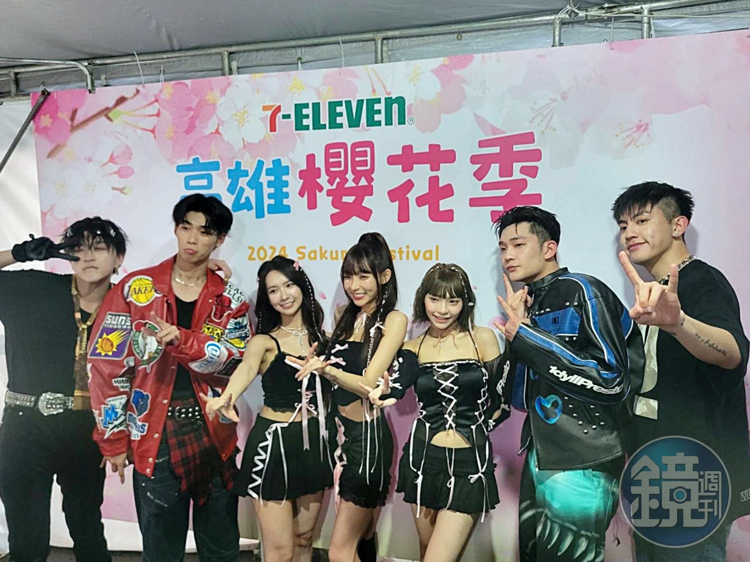U:NUS和張雅涵、李芷霖與林襄三位女孩開心合照。