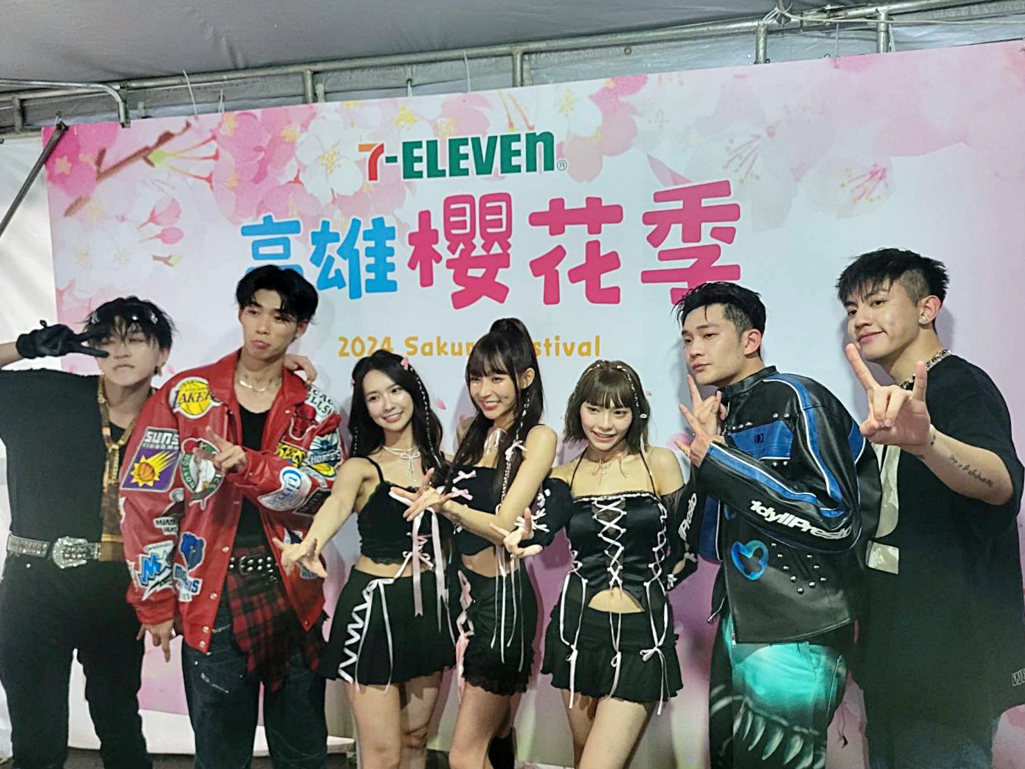 U:NUS和張雅涵、李芷霖與林襄三位女孩開心合照。