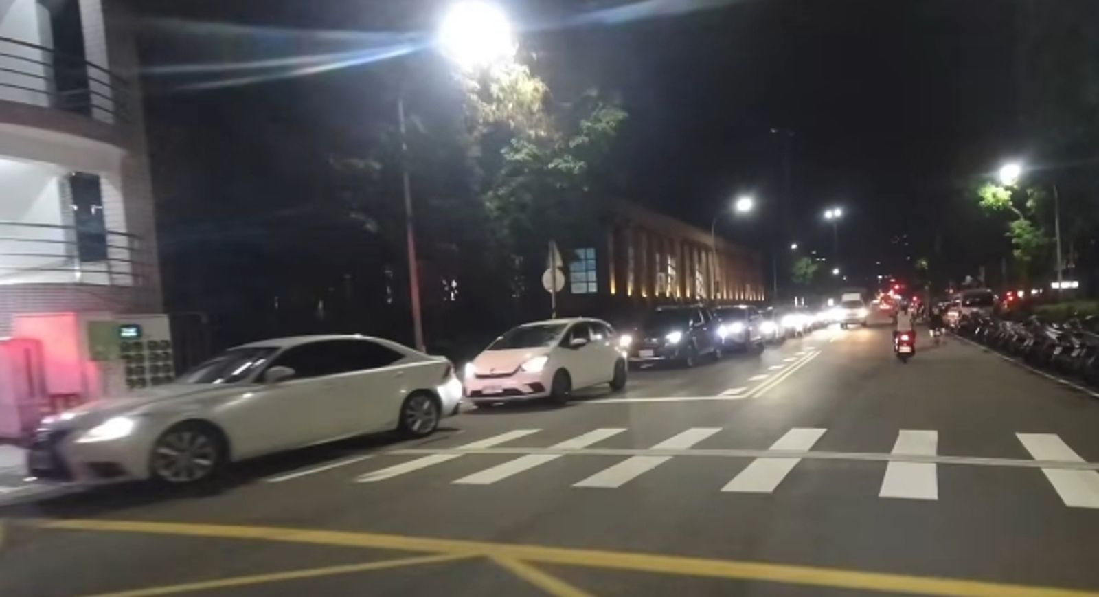 月租車主崩潰進不去...汐止立體停車場深夜「爆排等天亮」 網看傻酸:排到颱風離開就有位置
