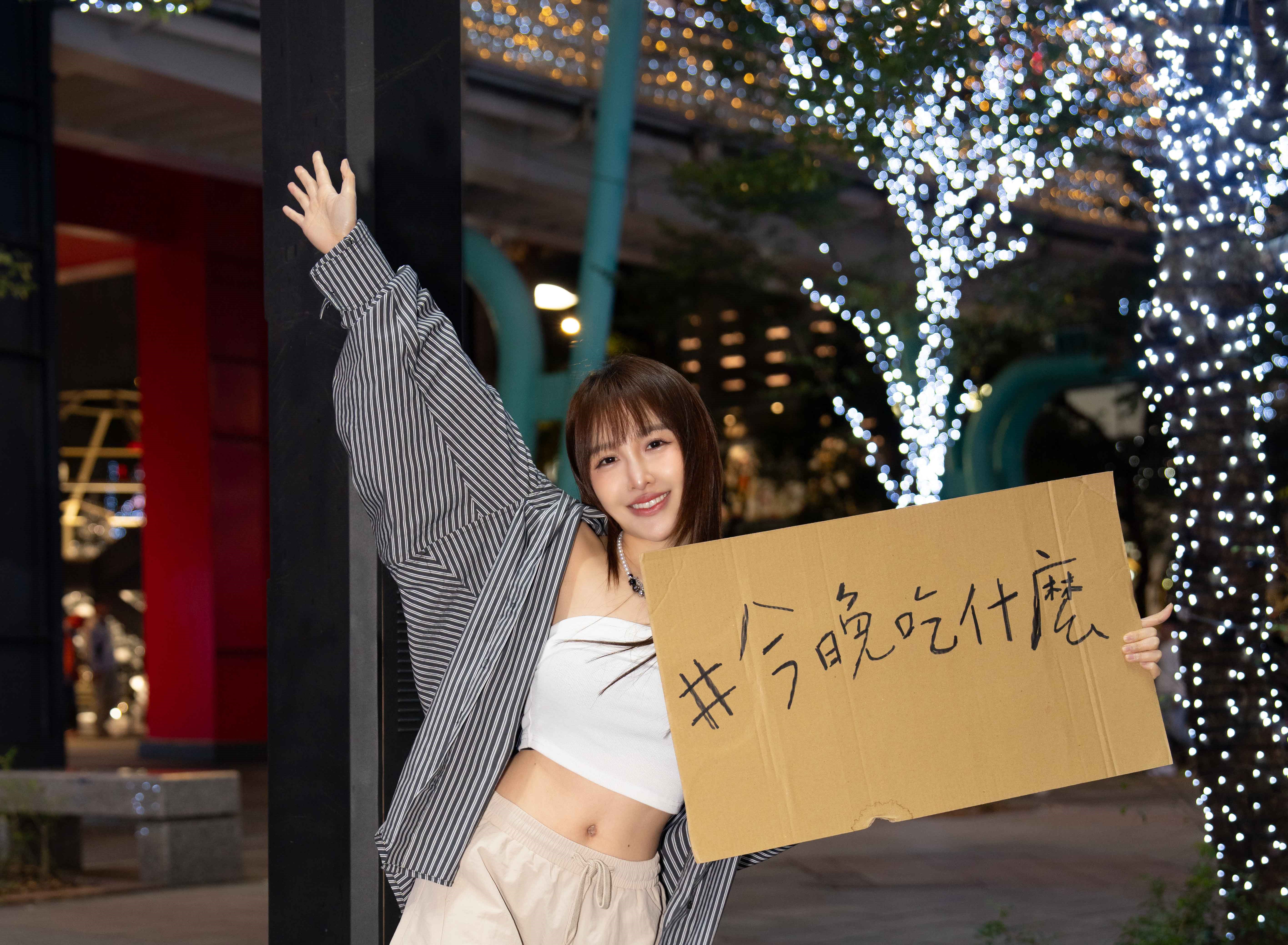 張若凡以「吃飯」為主題展開2場限定活動，先是「誰想跟我一起吃晚餐」詢問陌生人共進晚餐。（索尼音樂提供）