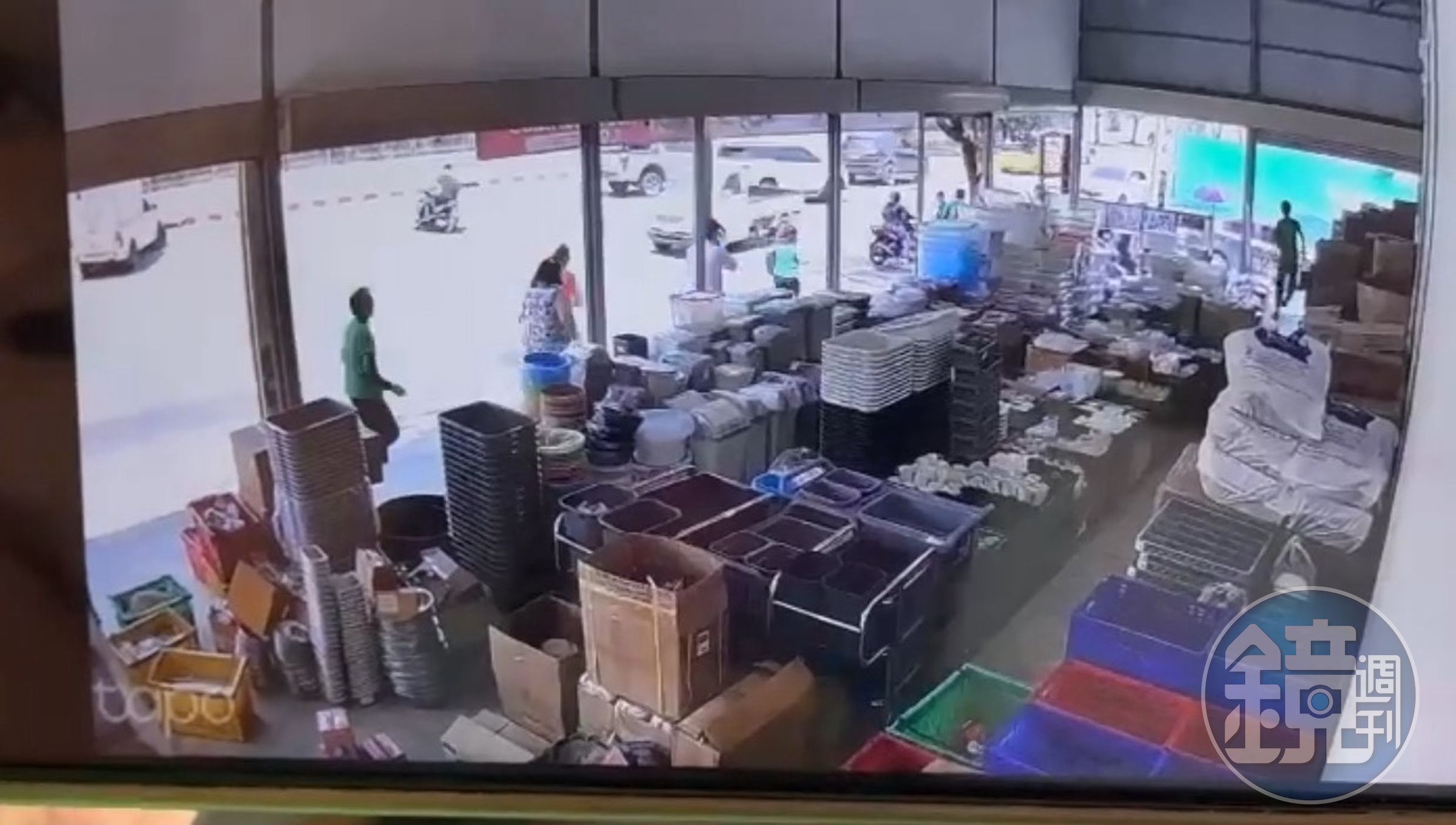泰國曼谷一棟大樓崩塌,旁邊一家店家的監視器拍下店員跟顧客逃出的慌亂畫面。