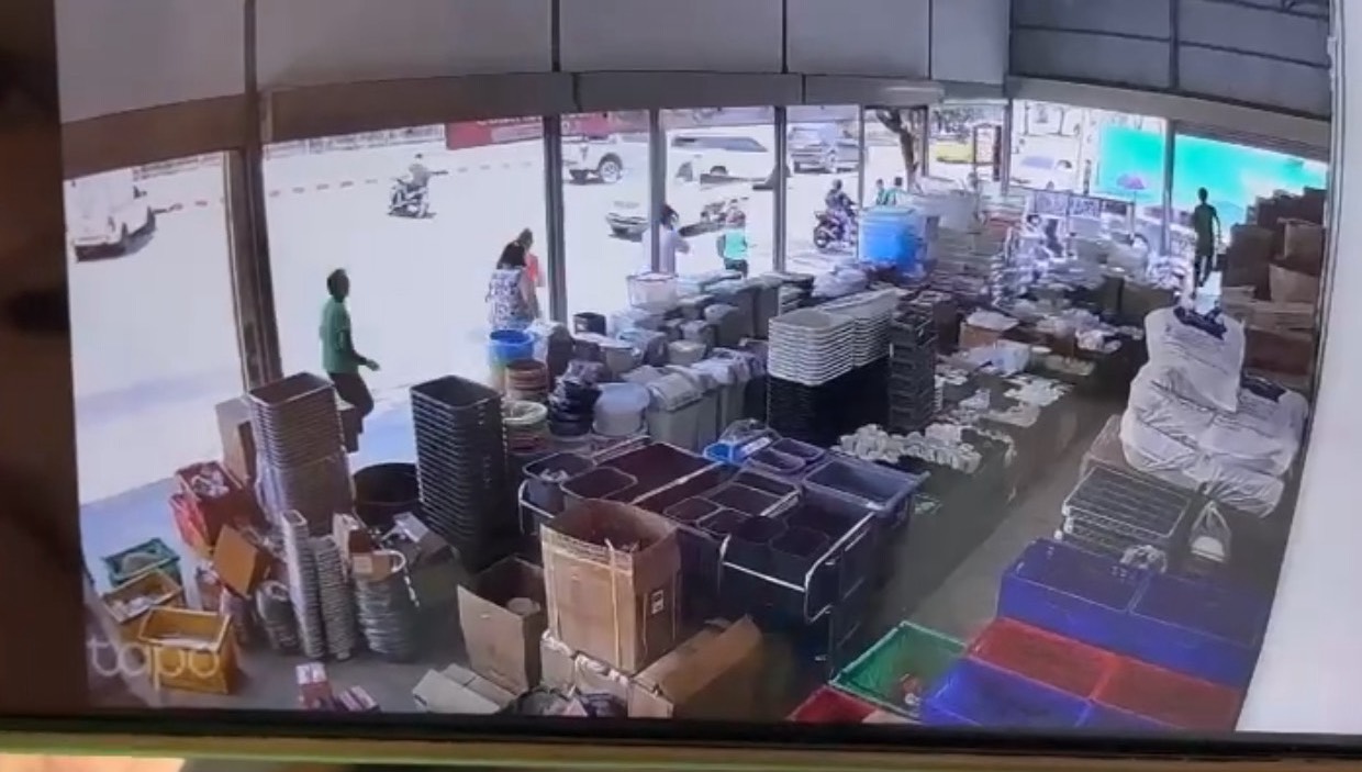 泰國曼谷一棟大樓崩塌，旁邊一家店家的監視器拍下店員跟顧客逃出的慌亂畫面。