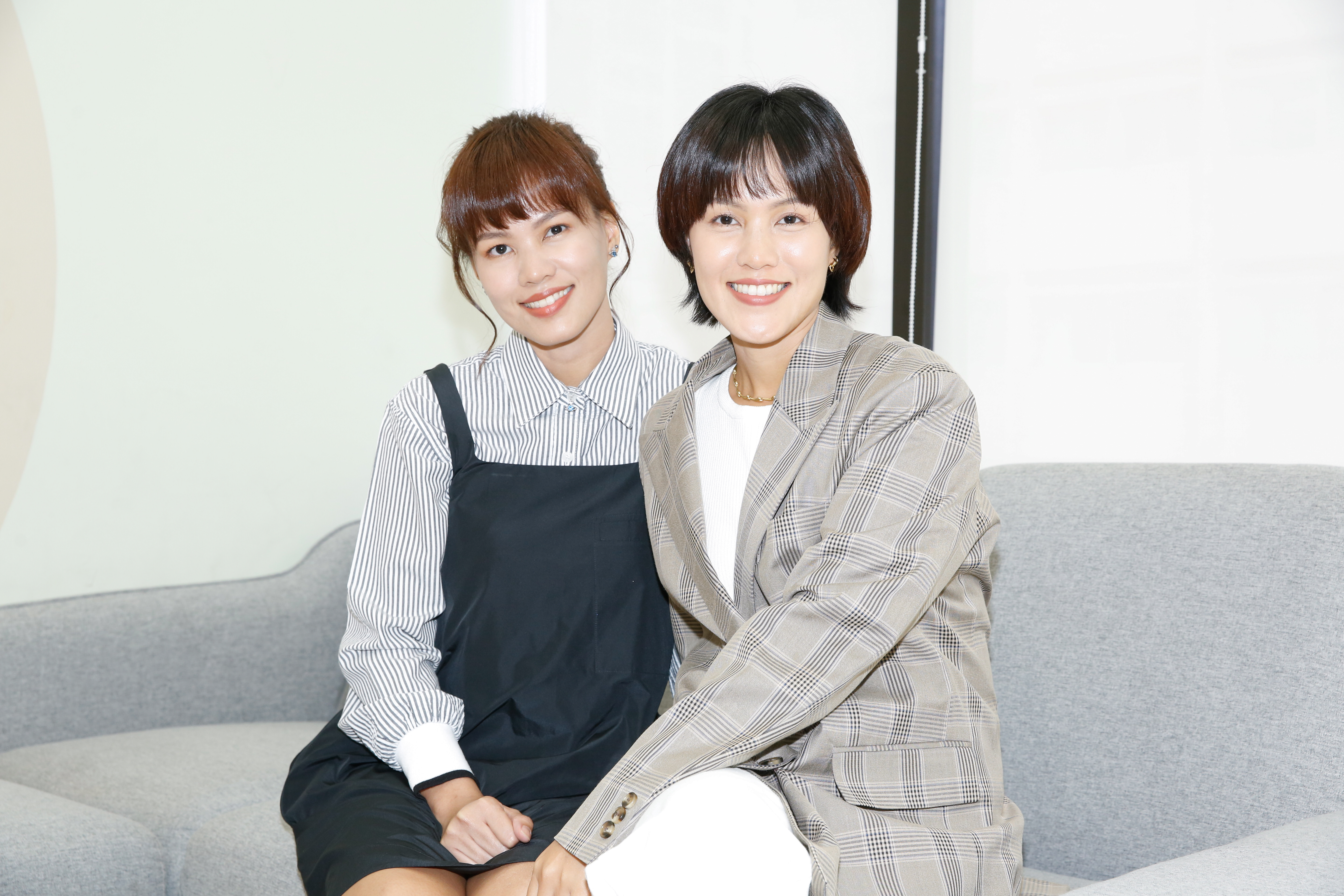 泰國雙胞胎導演宛薇（右）、薇婉．洪維瓦塔娜拍照默契十足。