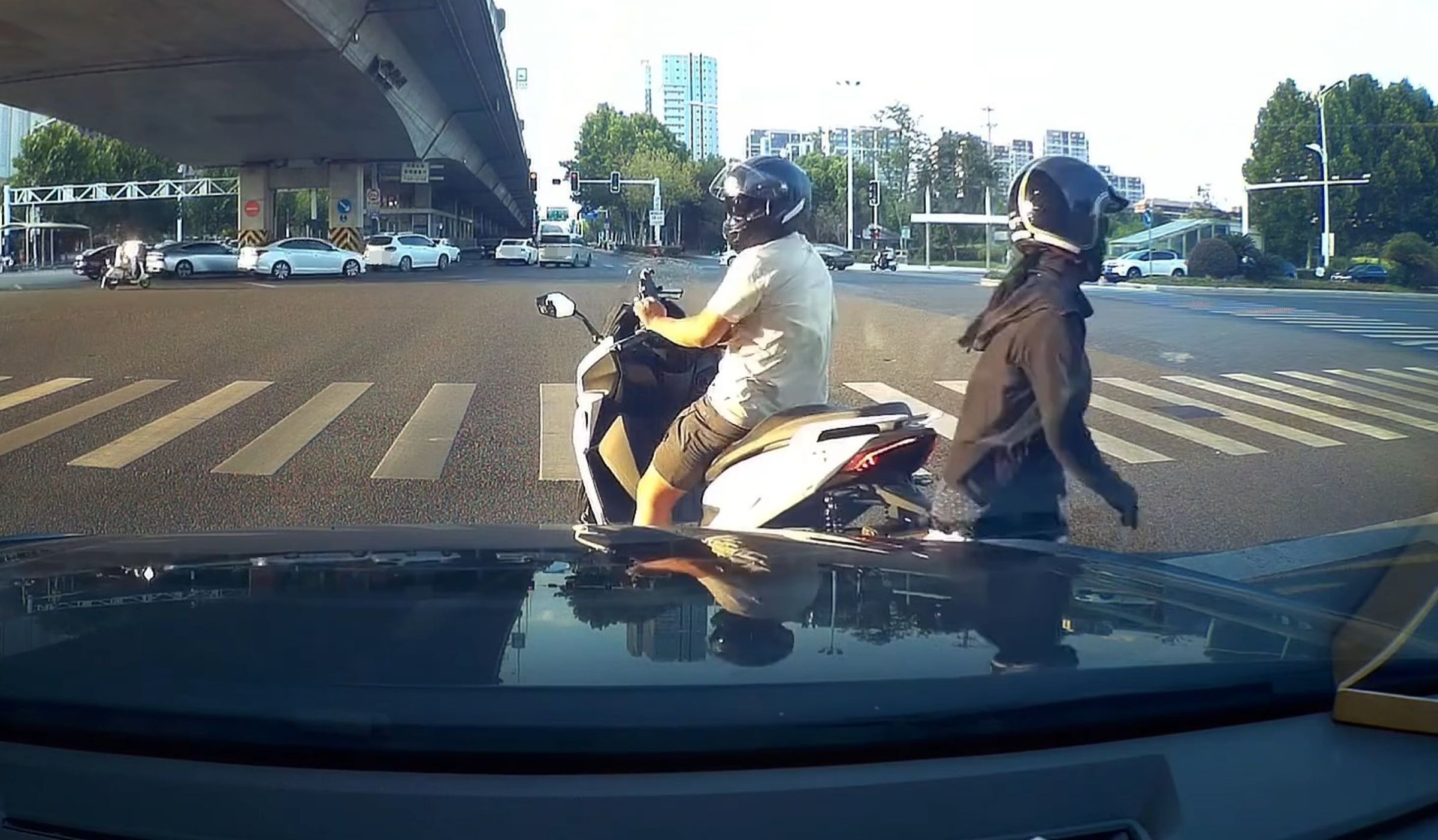 近日一段行車紀錄器畫面在臉書廣傳引發熱議,影片錄下騎士反覆催油門急煞想吃後座女生豆腐,女子最後受不了跳車閃人。(翻攝自吃吃喝喝又一天臉書)