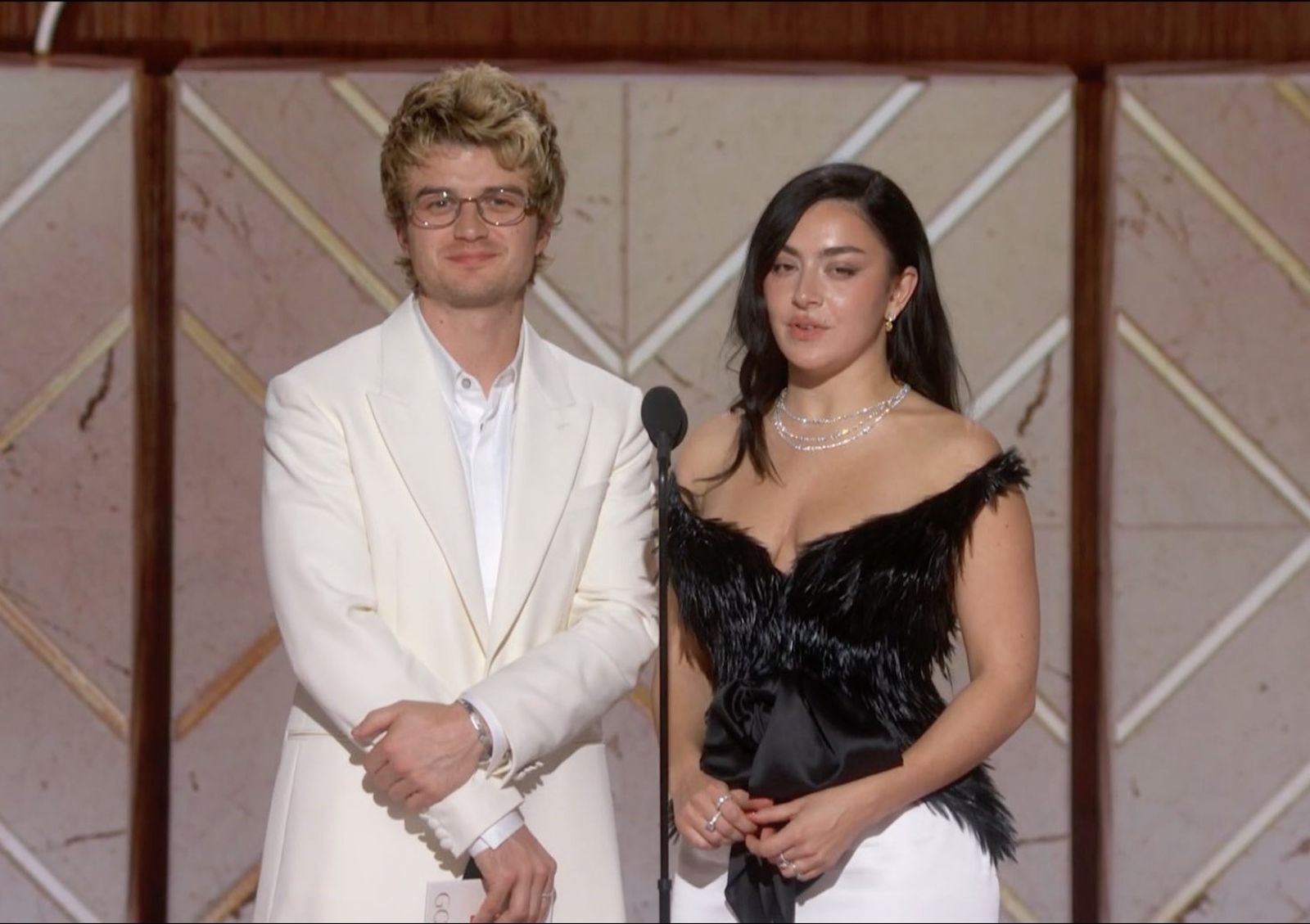 酷娃恰莉（右）與喬奇瑞在金球獎一起擔任頒獎人。（翻攝X@girlwreckage）