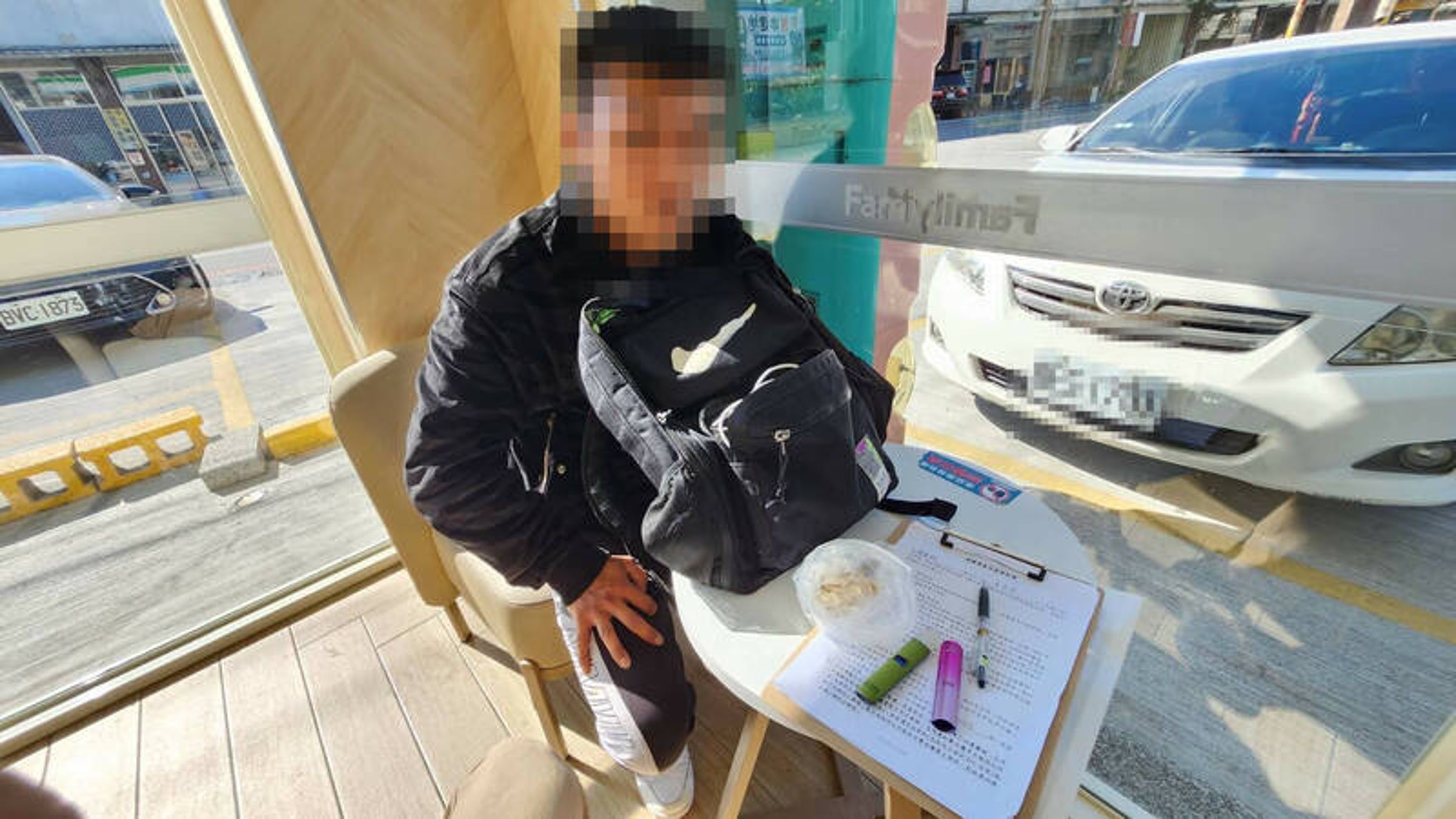 饒姓車手交易前吸食俗稱「喪屍煙彈」的第二級毒品依托咪酯，動作猶如殭屍，進入超商準備取款，立刻被捕落網。（警方提供）