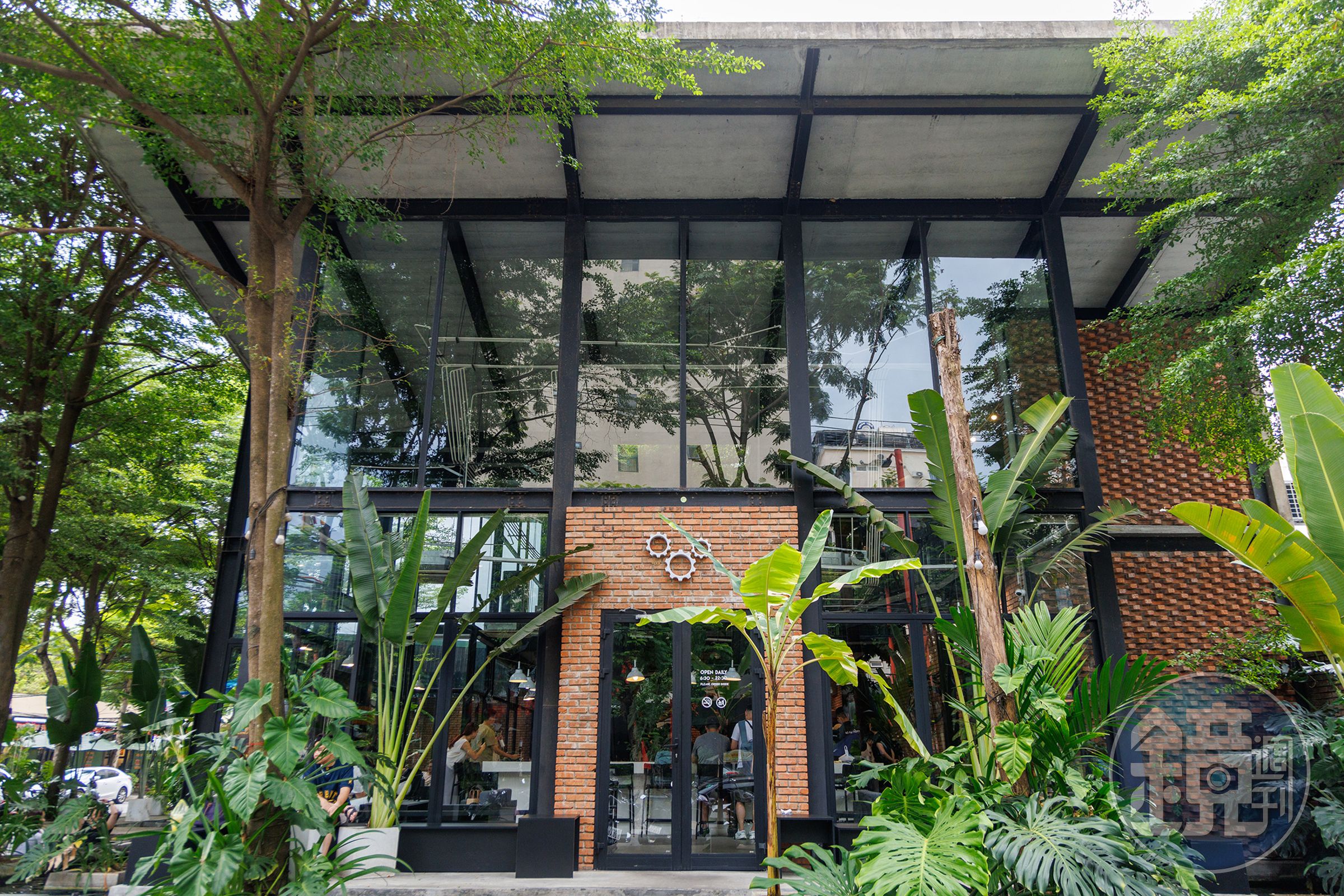 「XLIII Specialty Coffee」創立於峴港,充滿植栽綠意的店面,讓人忍不住想走進去喝咖啡。