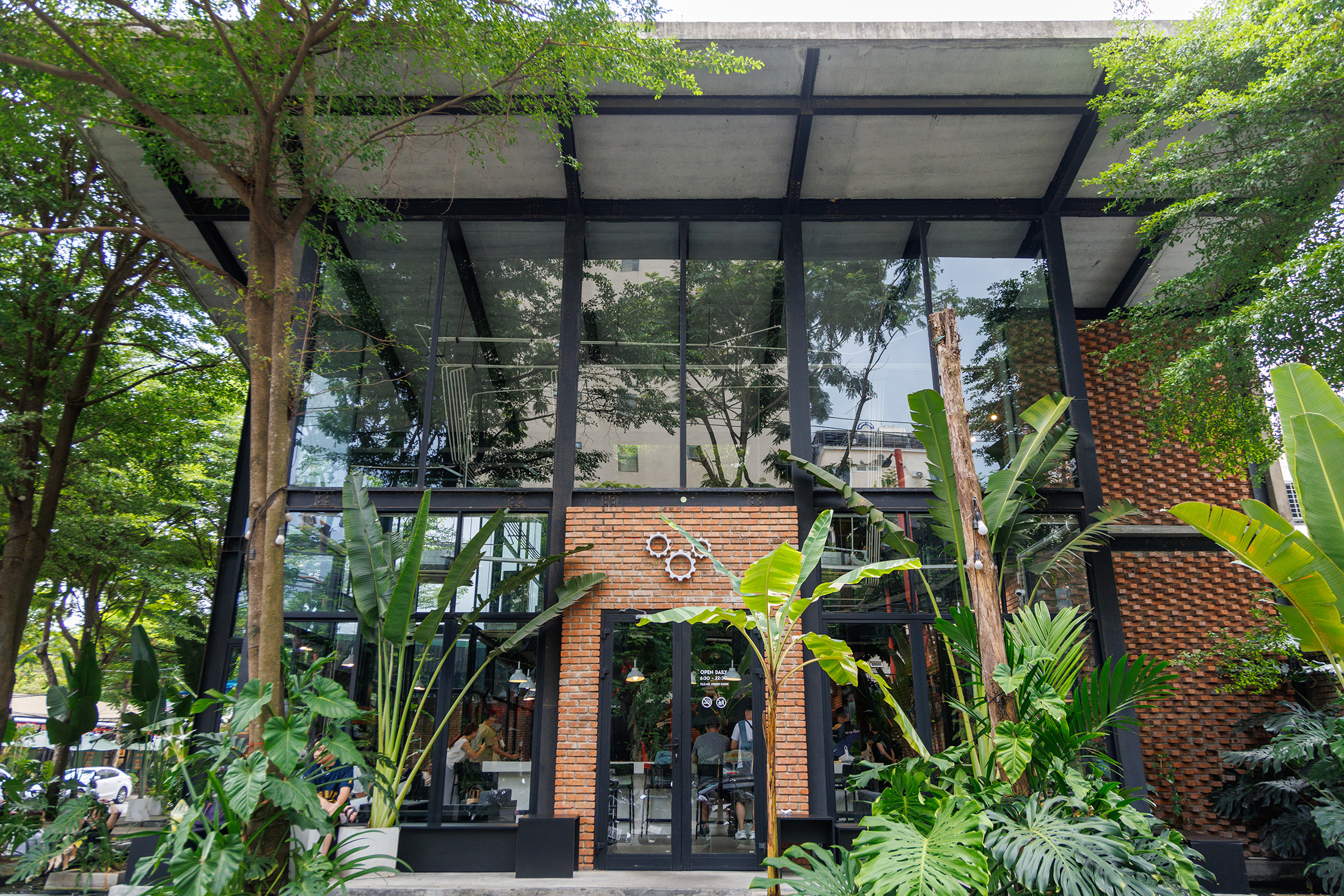 「XLIII Specialty Coffee」創立於峴港，充滿植栽綠意的店面，讓人忍不住想走進去喝咖啡。