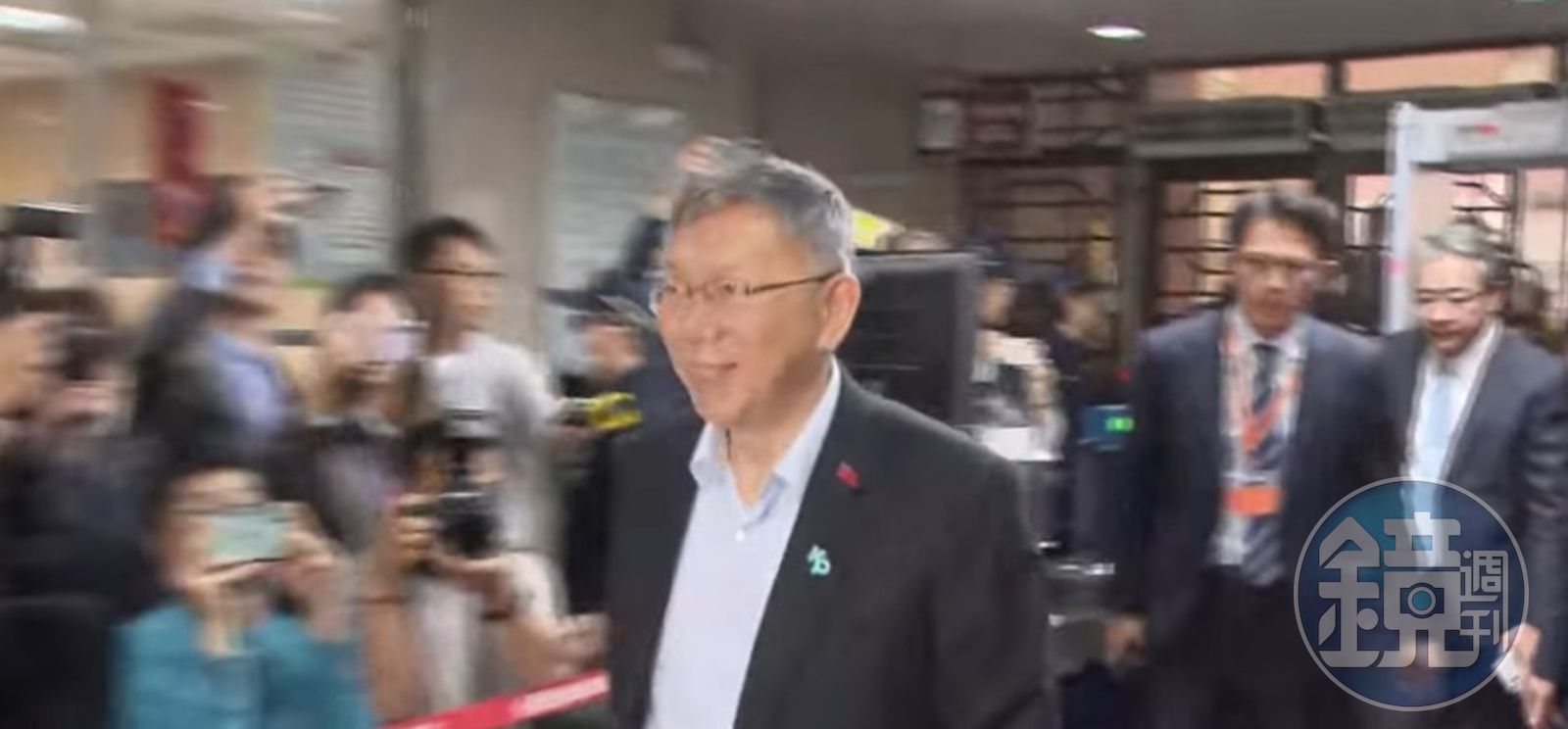 快訊!柯文哲弊案宣判/人都抵達了!沈慶京現身「上樓梯要人攙扶」 柯文哲揮手致意