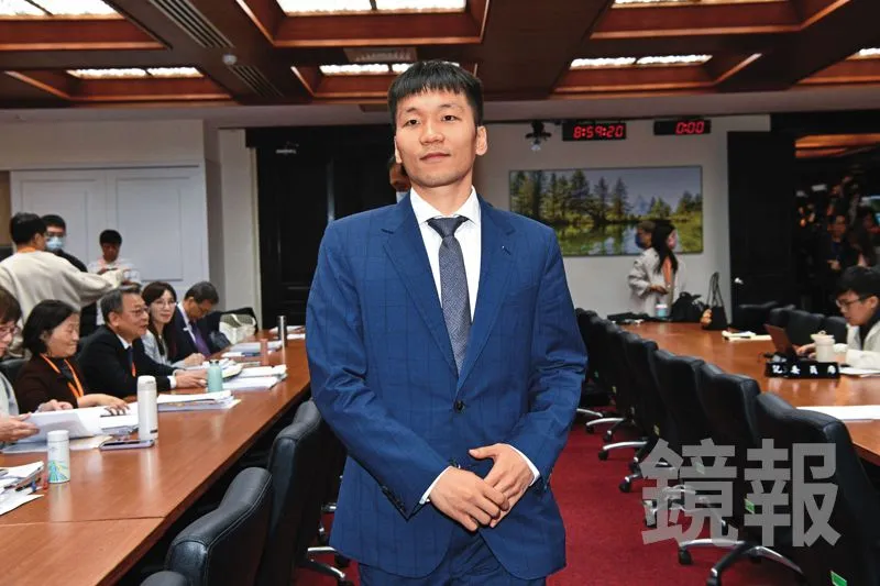 立院穿搭引熱議！李洋「西裝筆挺」赴國會　本人喊審美不同：我自己覺得算好看
