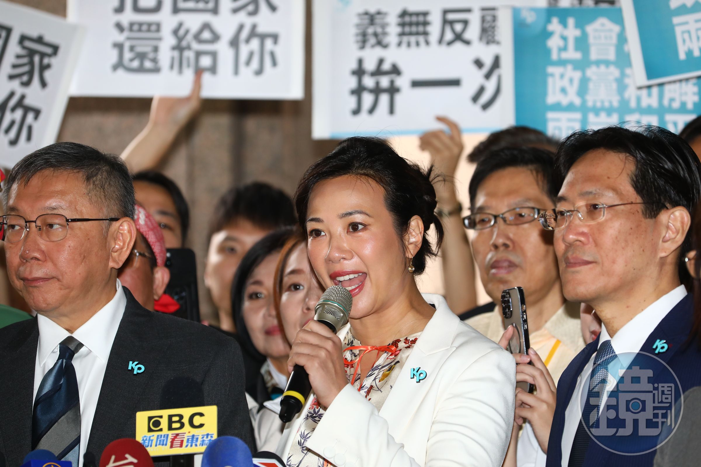 台灣民眾黨副總統參選人吳欣盈遭質疑仍有美國國籍，中選會將在12月5日前將開會審定各組候選人名單。