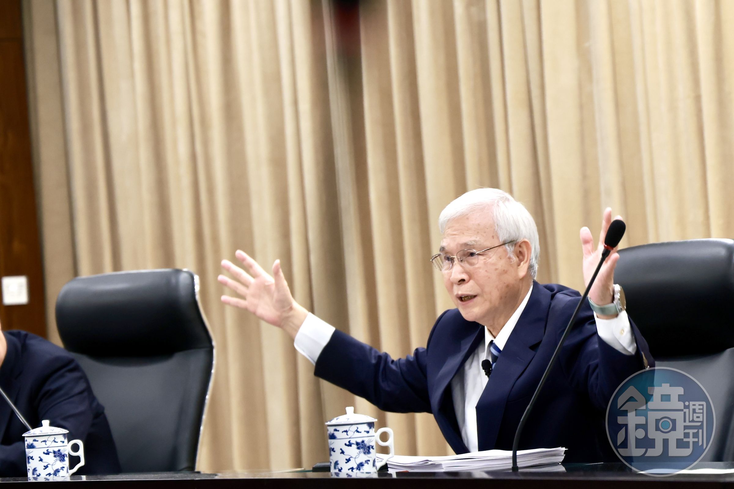 央行總裁楊金龍表示,國際局勢和地緣政治變化,2026年全年經濟溫和成長。