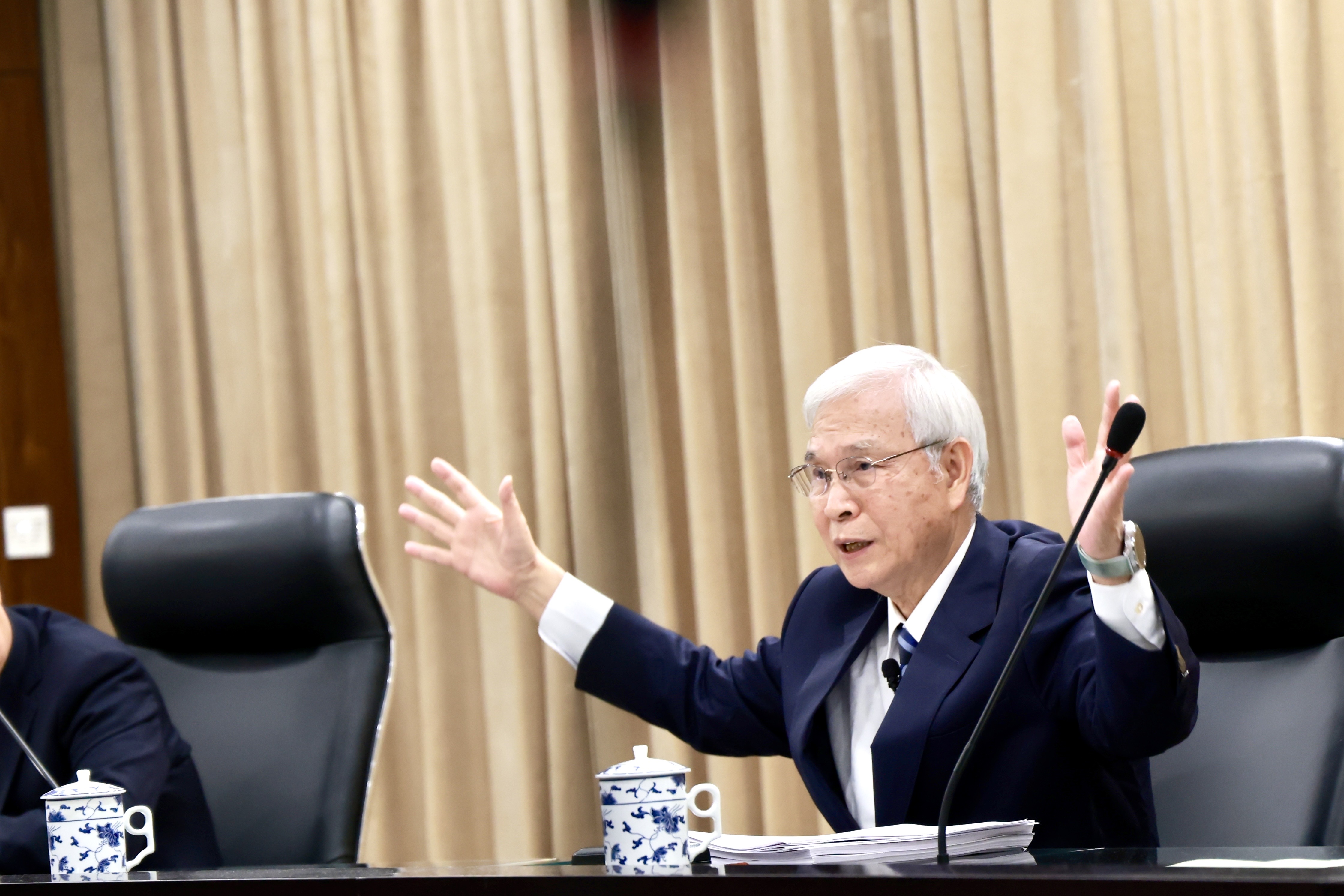 央行總裁楊金龍表示,國際局勢和地緣政治變化,2026年全年經濟溫和成長。