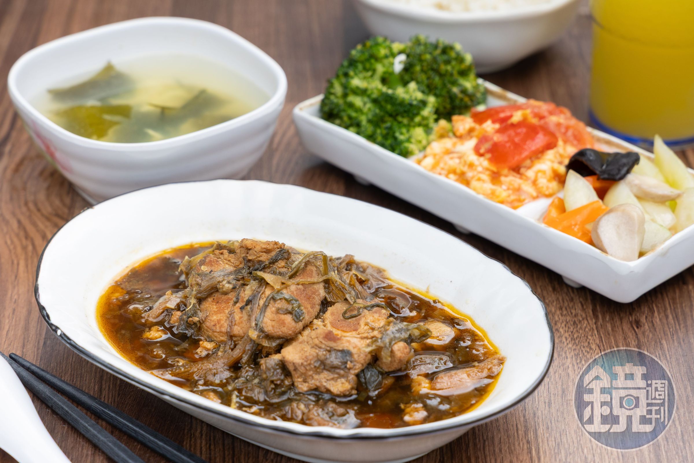 定食「梅干扣肉」搭配白飯,套餐附三樣小菜與例湯飲品。(299元/份)