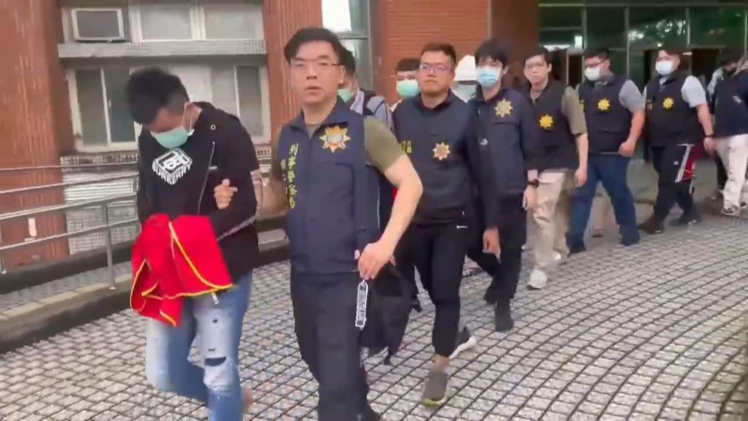 警方逮捕李姓詐騙集團主嫌等人。(刑事局提供)