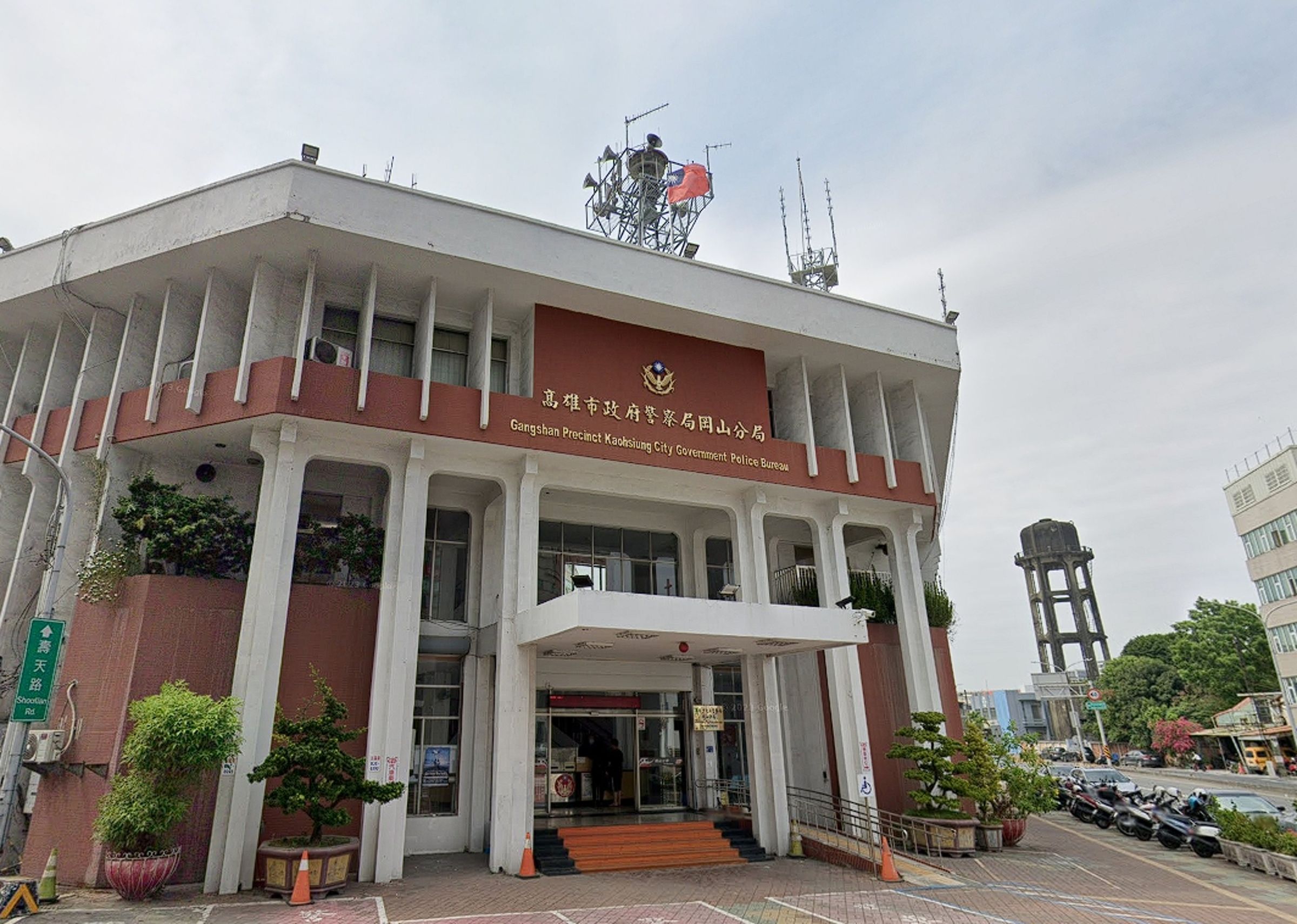 高雄梓官蚵仔寮青龍宮今晨發生槍案,岡山警分局循線拘提一名吳姓主嫌到案。(翻攝自Google Maps)