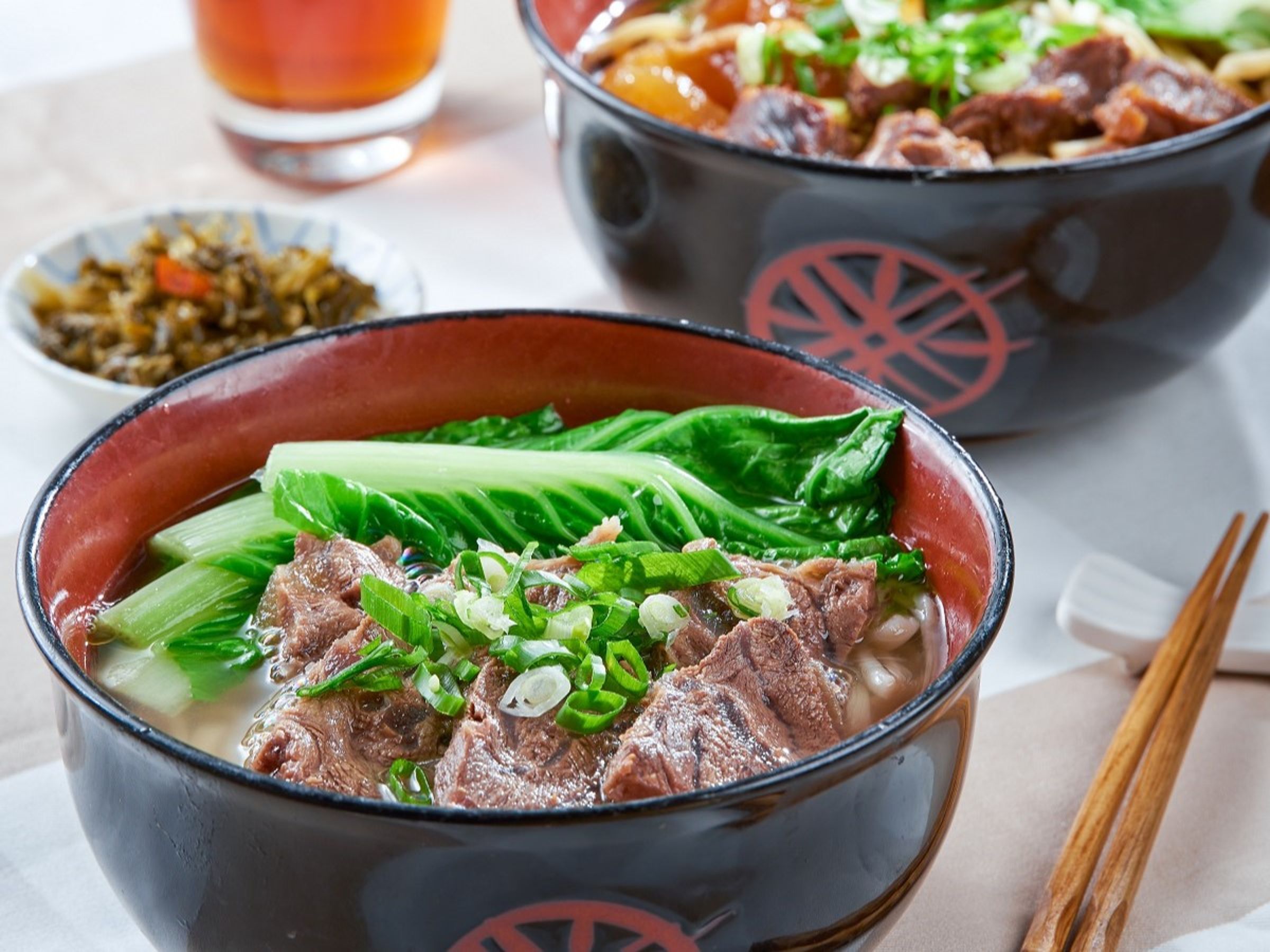台灣老字號牛肉麵連鎖品牌「三商巧福」多年來堅持使用厚重的瓷製湯匙。(翻攝自三商巧福粉絲專頁)