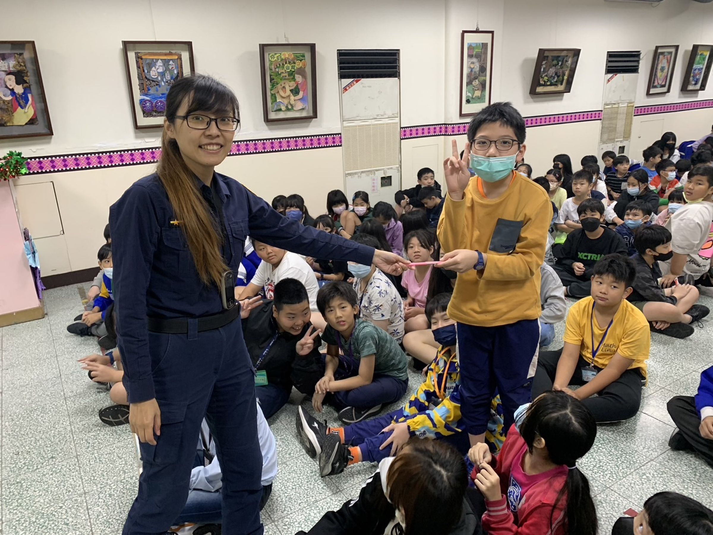 婦幼隊女警教導學童身體是獨一無二的,絕不容許他人任意侵犯和傷害。(新北市警局提供)