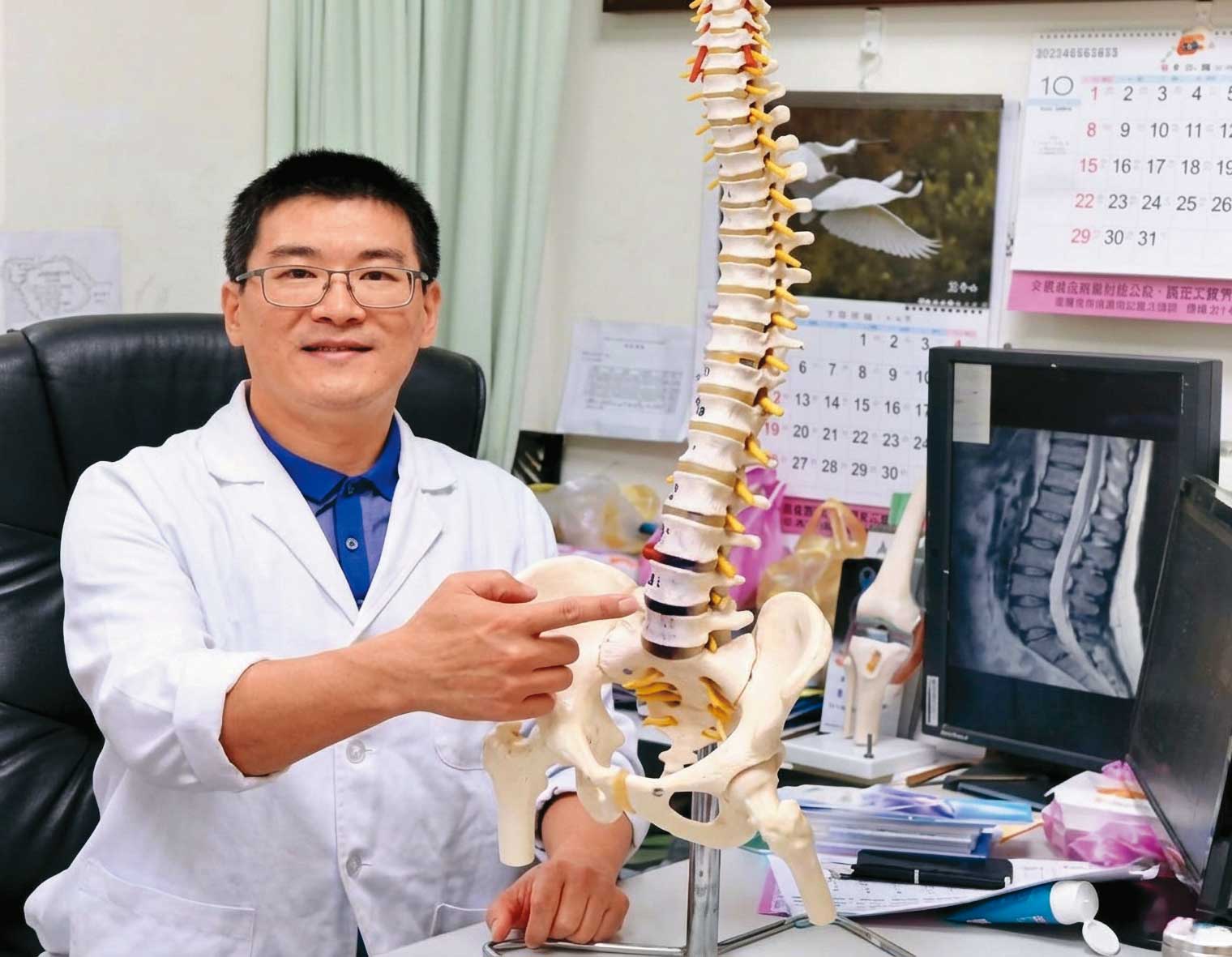 趙建銘從台開案爆發後不久，舉家搬至台南並開設骨科診所，不少人慕名而來，專程南下找他看病。（翻攝陳水扁勇哥物語臉書）