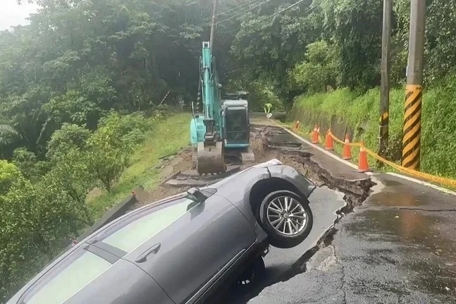 康男事後驚魂未定表示,車子開過去沒多久,突然聽見異樣聲響,緊接著路面就開始崩塌。(六甲區公所提供)