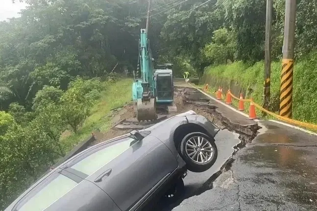 康男事後驚魂未定表示，車子開過去沒多久，突然聽見異樣聲響，緊接著路面就開始崩塌。（六甲區公所提供）