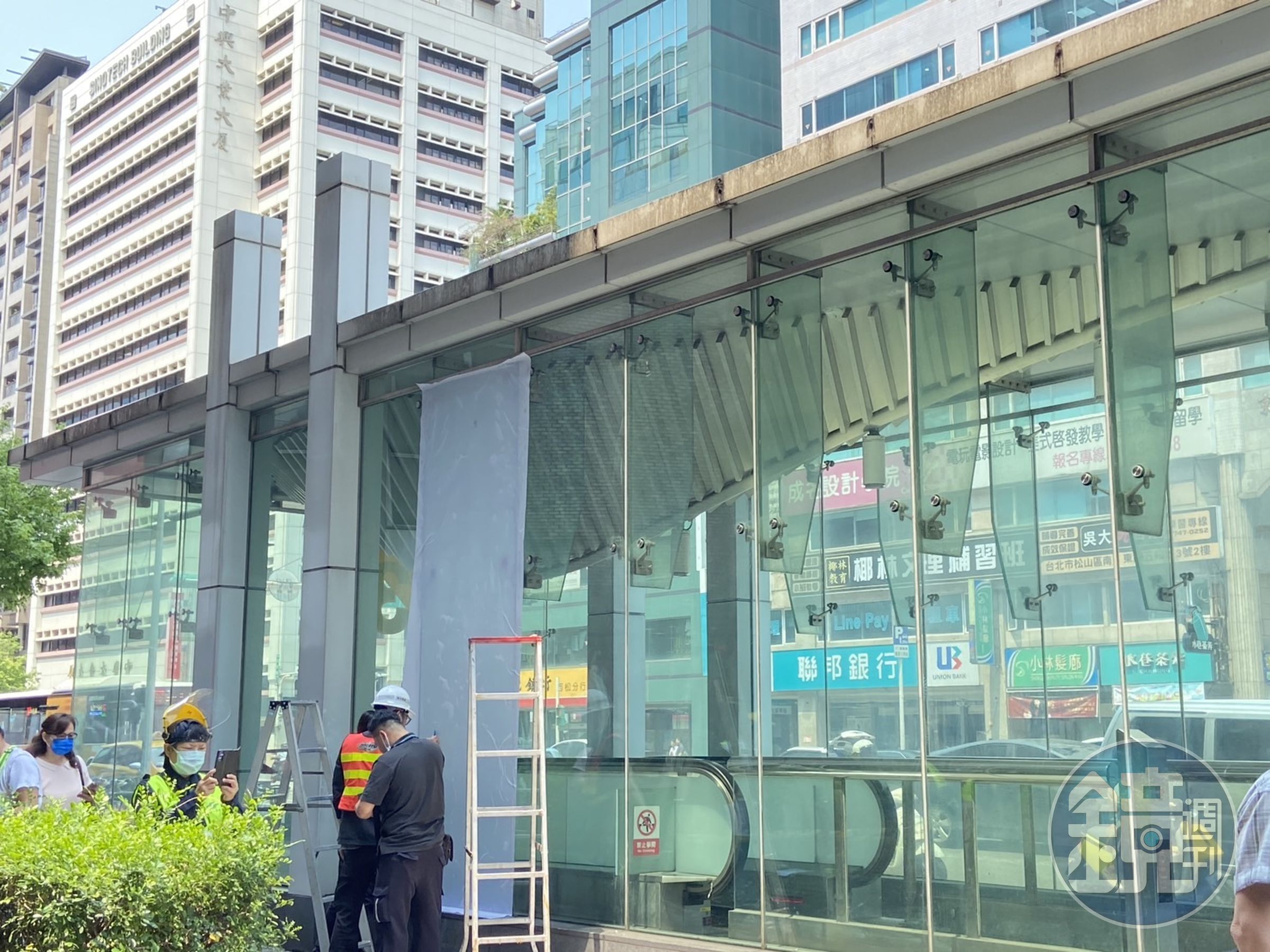 捷運南京三民站3號出口玻璃因地震呈碎裂痕,人員緊急處置。(讀者提供)
