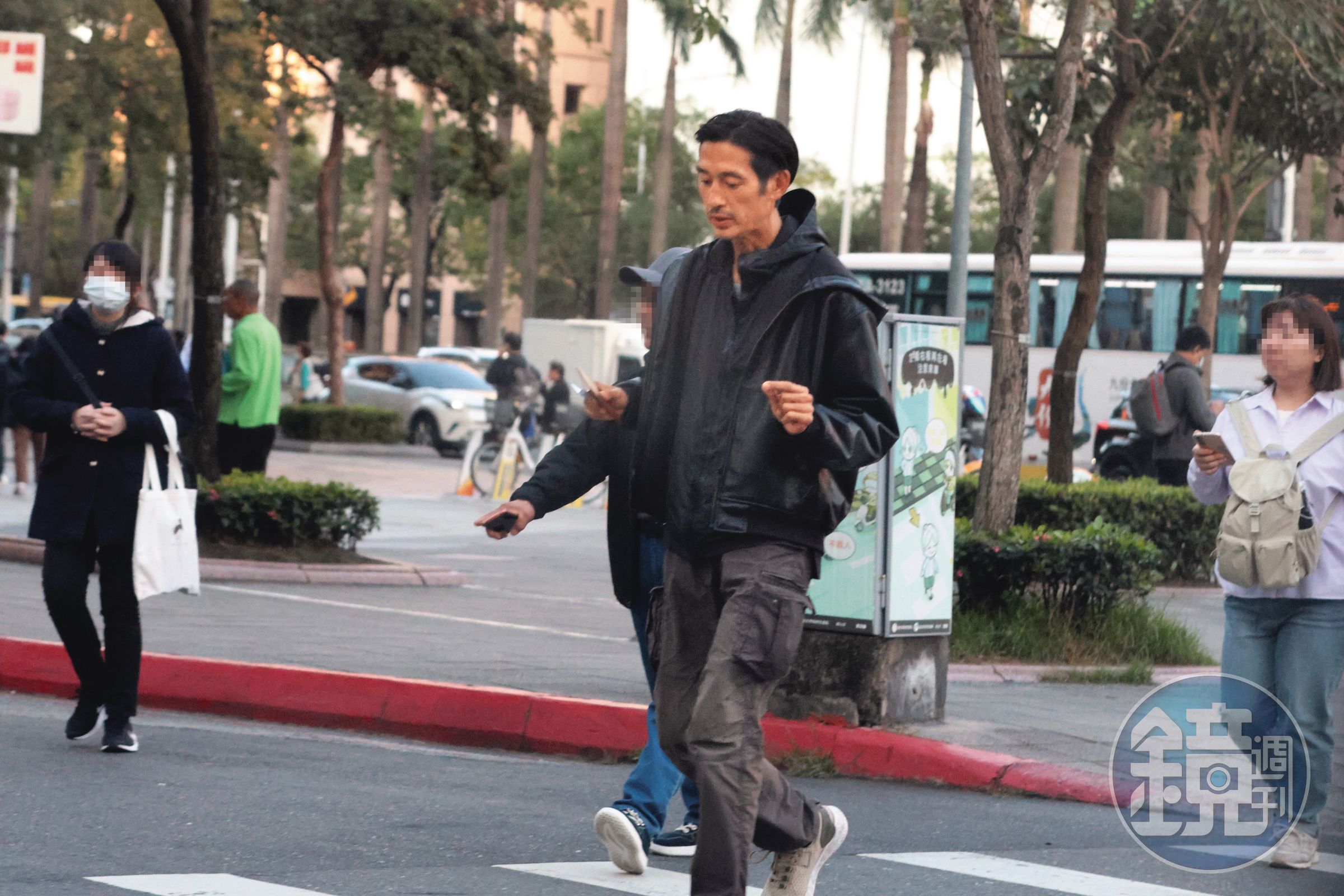 雖然吳尊之前來台看周杰倫演唱會,被形容像唐治平;不過本刊拍到的唐治平其實長得沒那麼像吳尊。