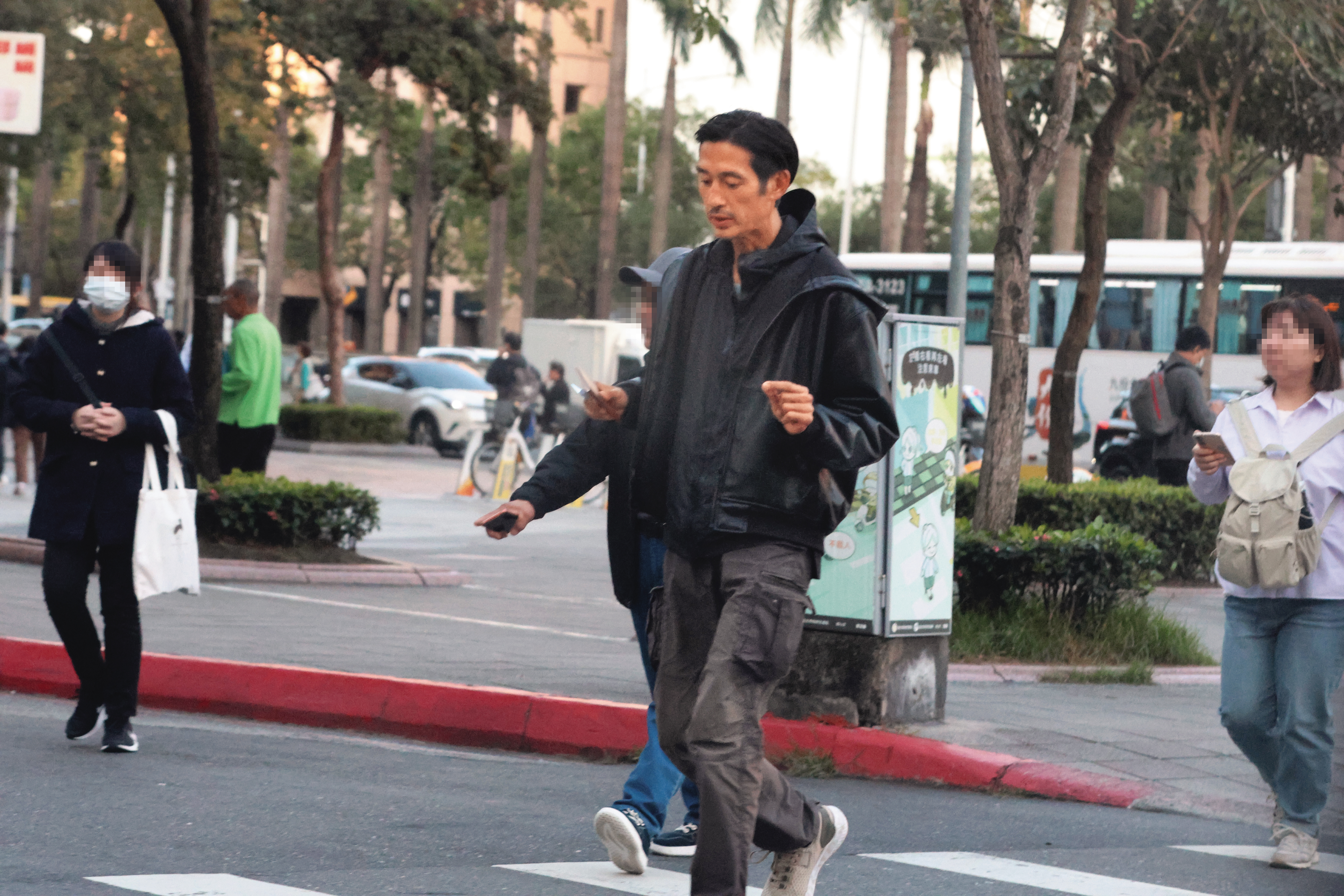雖然吳尊之前來台看周杰倫演唱會,被形容像唐治平;不過本刊拍到的唐治平其實長得沒那麼像吳尊。