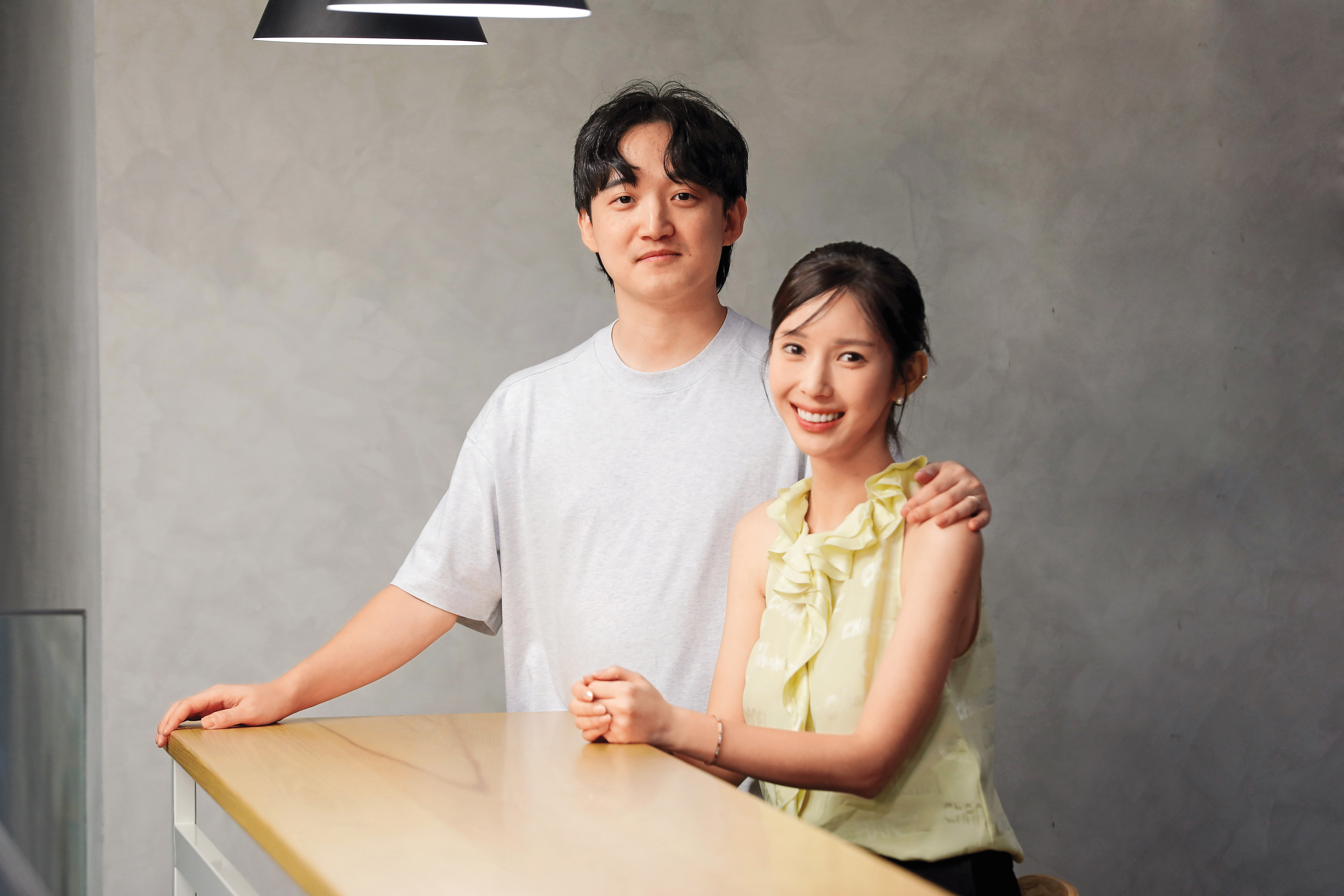 韓國網漫作家夫妻檔田善旭（左）與Yaongyi（右）接受本刊專訪，分享創作歷程。