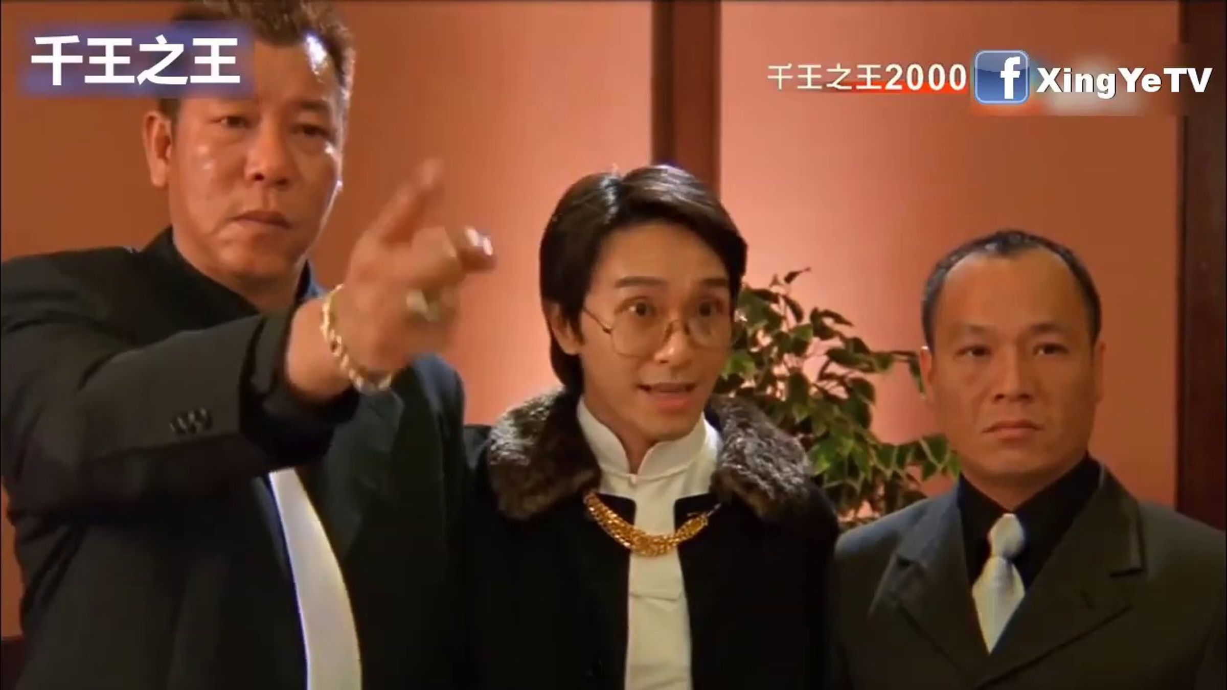 王晶與周星馳友情決裂於《千王之王2000》,王晶不滿周星馳坐領高薪但工作態度差,提早將他戲分拍完並把周星馳趕出片場。(網路圖片)