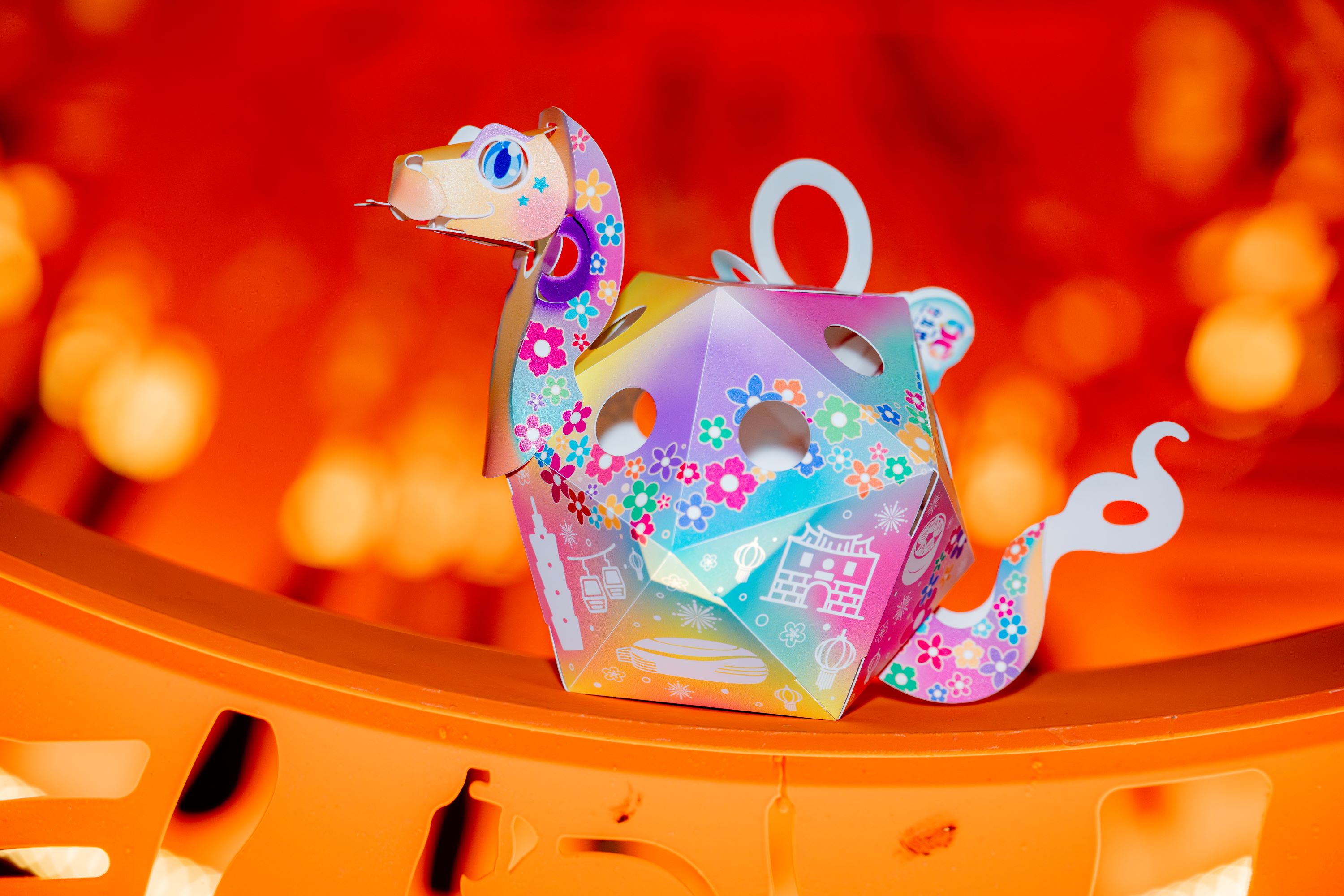 「台北小Q」以蛇為主題，繪有台北市的地標與美食，並以即將登場的台北花季系列活動，展現台北的自然之美。（北市觀傳局提供）