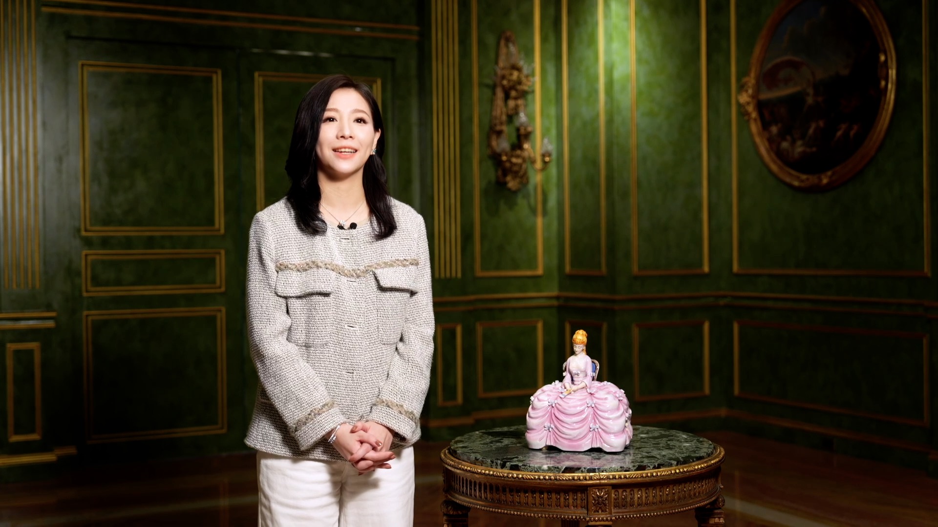 「莉．瓷藝博物館」首席執行官Penny分享，媽媽因偶然發現一座西洋仕女造型的陶瓷收音機，深深著迷於其優雅與溫潤的質感，從此開啟了對西洋瓷器的熱愛與收藏之路。