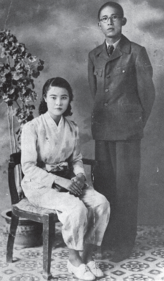 1941年受皇民化運動影響,女性穿「婦女改良服」,男士則是穿著「國民服」。(圖/葉立誠)