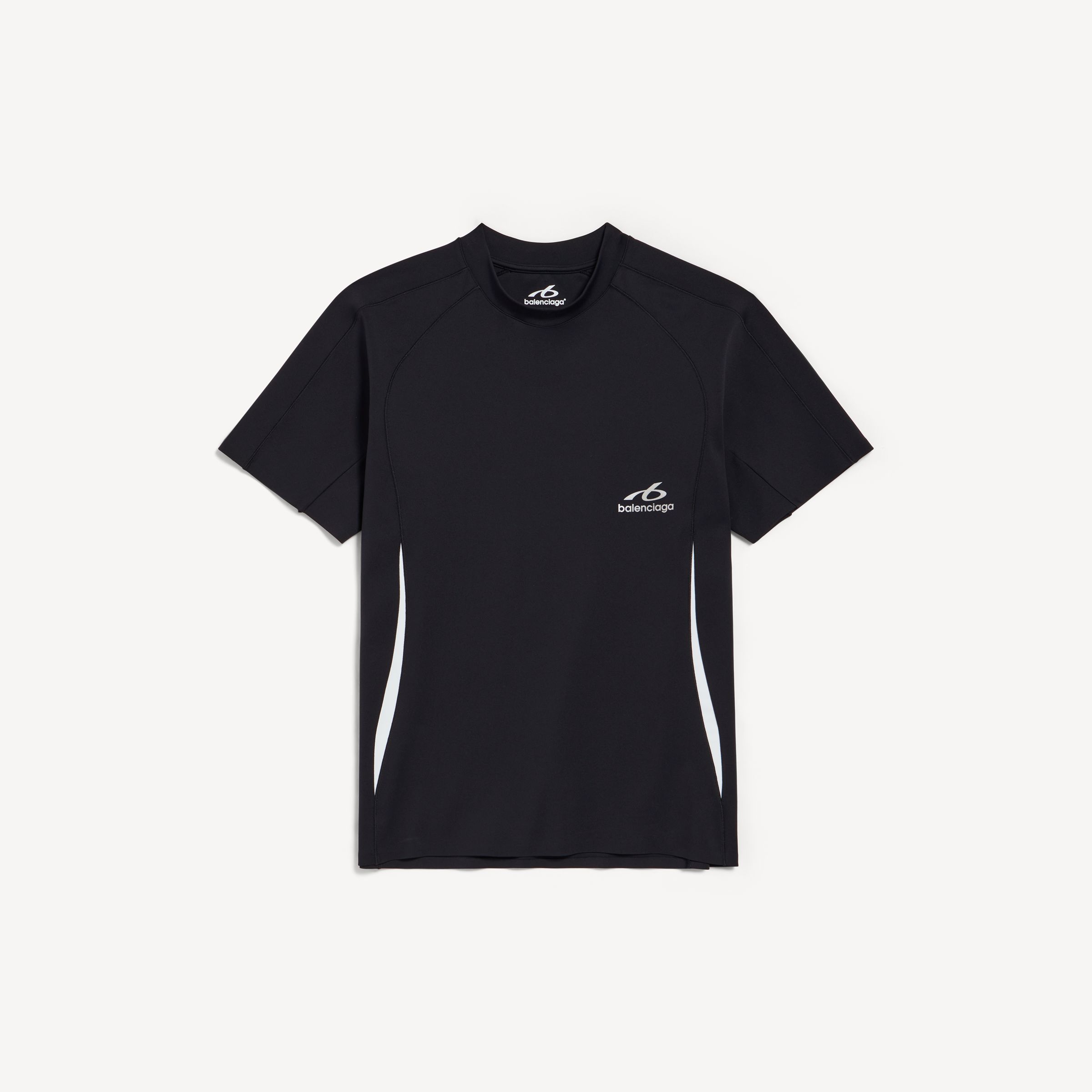 俐落剪裁的短袖運動衫，不過於鬆散隨意。NT$22,500。（Balenciaga提供）