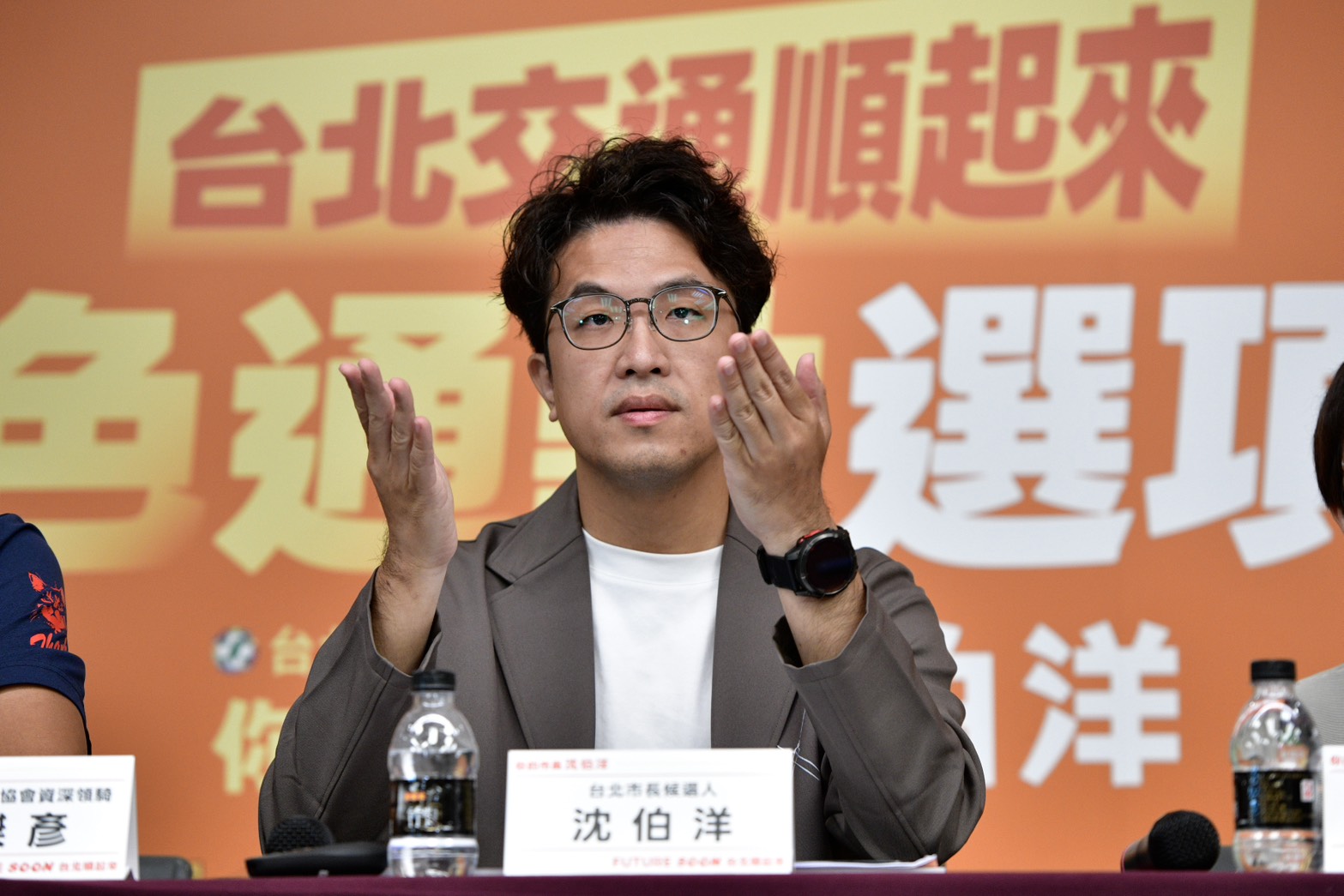 沈伯洋競選辦公室回應,國台辦言論,恰好回應外界對沈伯洋穿防彈背心的關切。(鏡報李智為)